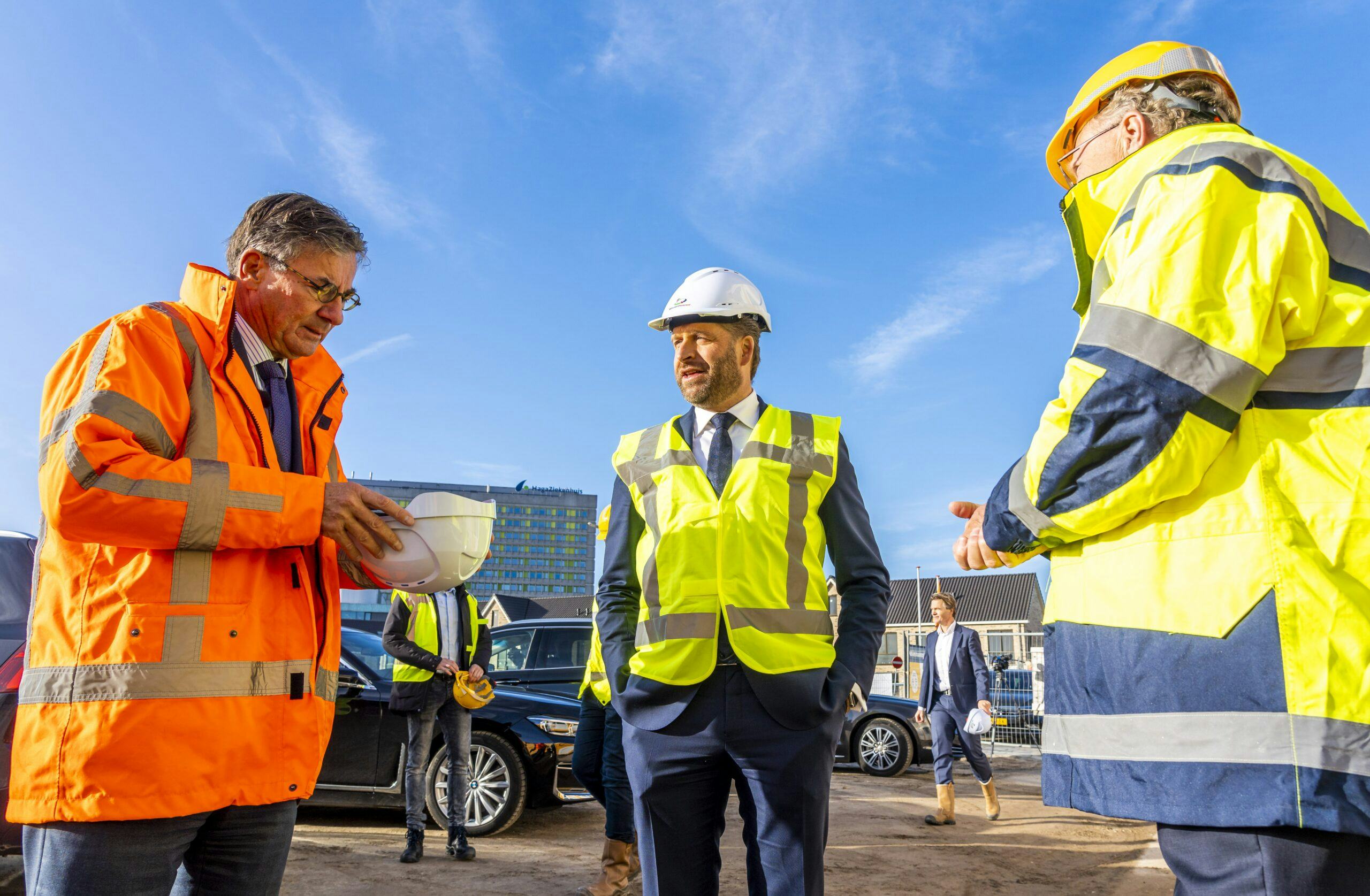 Minister Hugo de Jonge (Volkshuisvesting en Ruimtelijke Ordening) tijdens een rondleiding op een bouwplaats in Den Haag. Foto: ANP\Lex van Lieshout