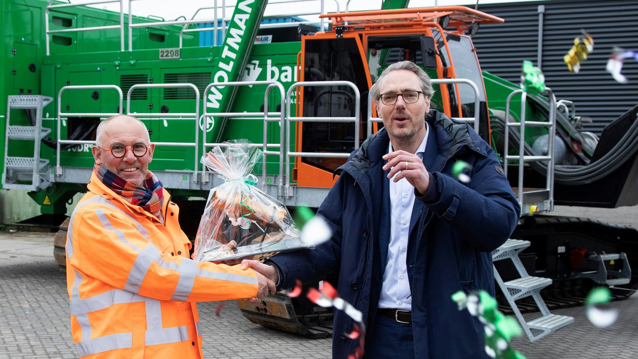 Overdrachtshandeling Woltman 90DR-e: Jan Kardux, manager funderingstechnieken BAM Infra Nederland en Dirk Smulders, CEO Dieseko Group BV. Foto: BAM Infra