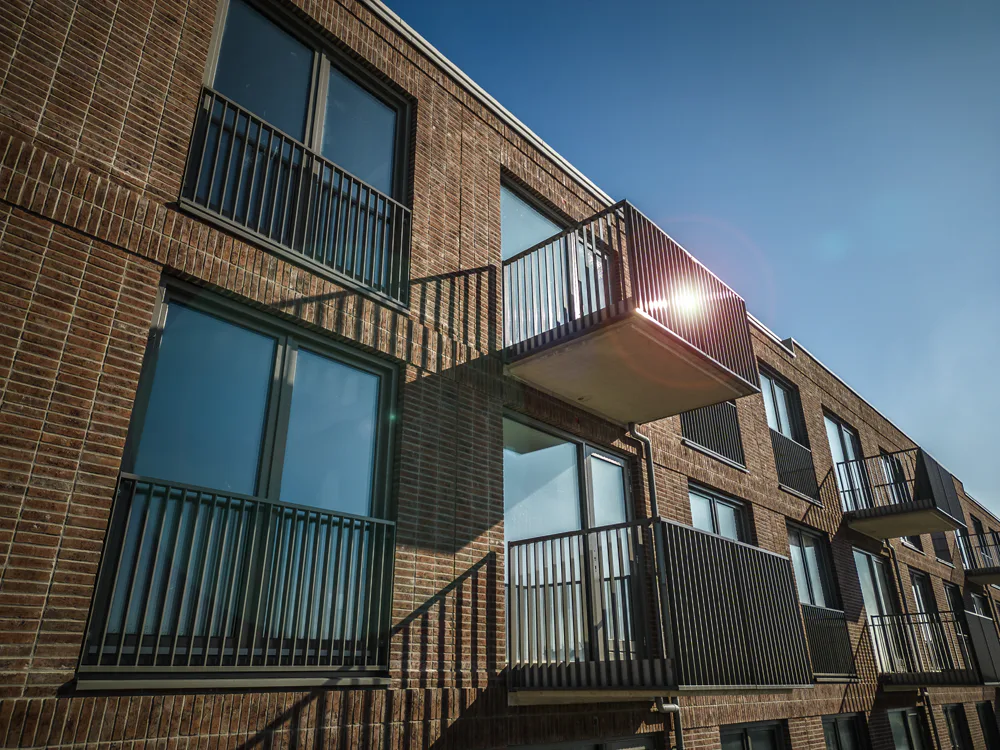 “Wij wilden meer dan alleen prefabbetoncasco’s leveren en ook een buitenschil kunnen aanbieden”, vertelt groepsdirecteur Ab Knook van Spaansen