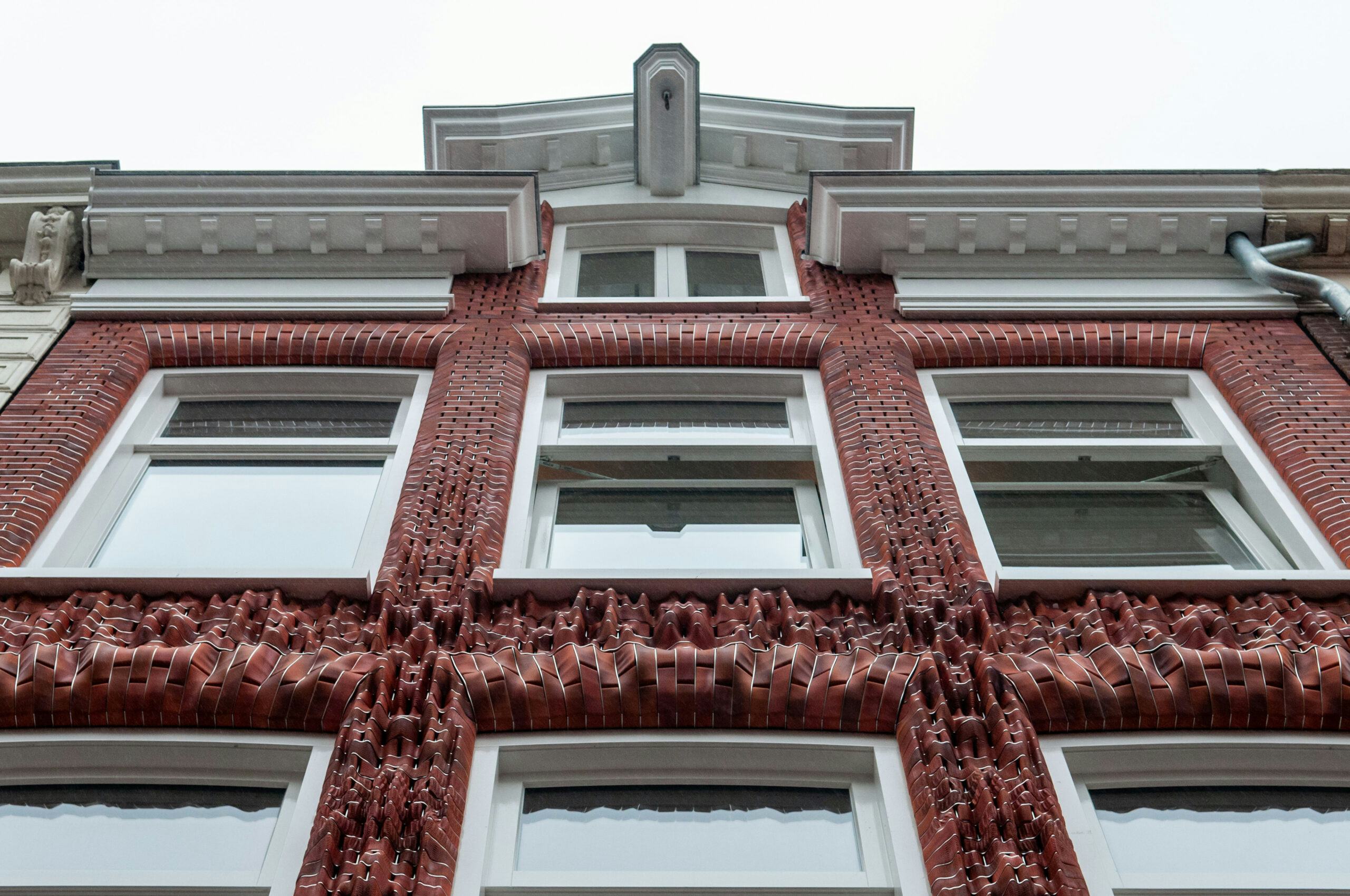 Een winkelpand in de Amsterdamse P.C. Hooftstraat kreeg een gevel met deze grillige bakstenen van Studio RAP. Foto: Ronald Bakker.