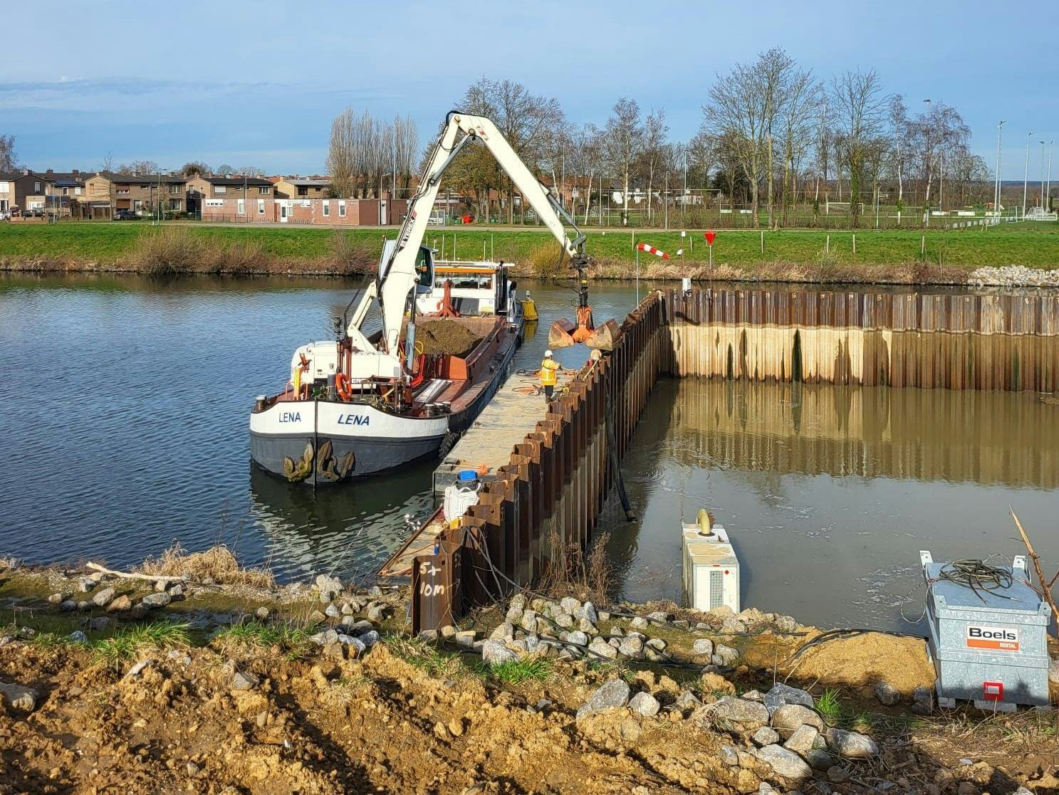 Na reparatie van de damwand bracht Van den Herik steunbermen aan tegen de voet van de damwand. Foto: Rijkswaterstaat