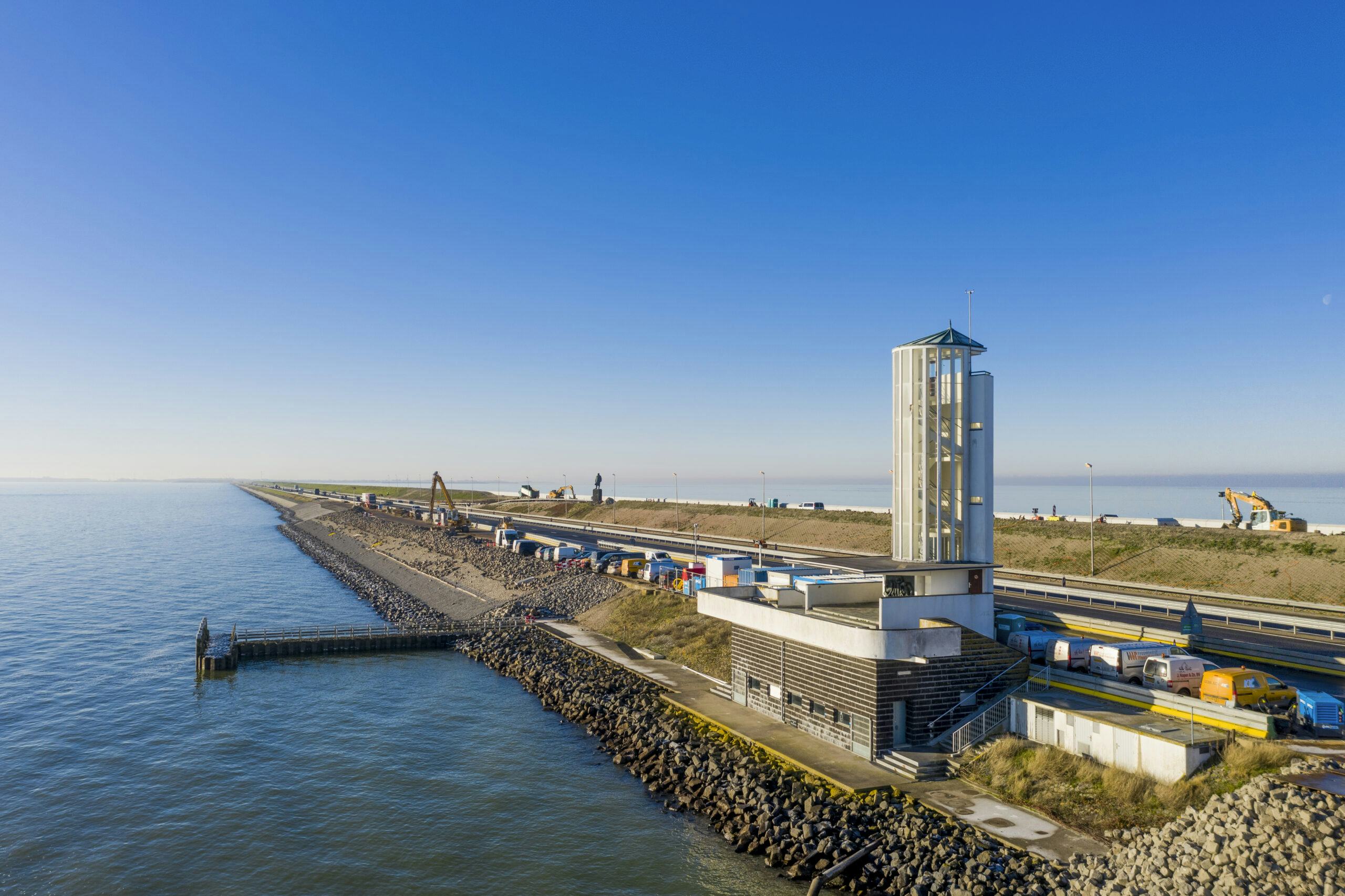 Het Vlietermonument bevindt zich precies op de plek waar in 1932 de Afsluitdijk werd gedicht. Foto: Rijkswaterstaat