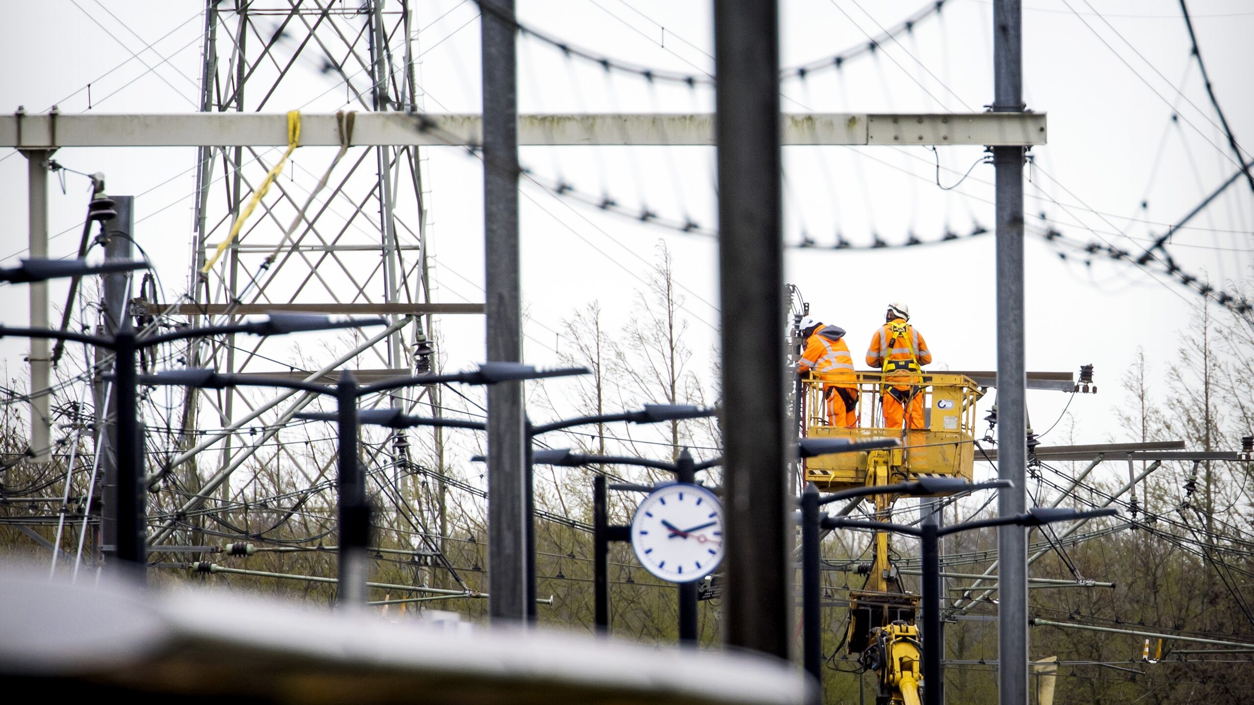 Werkzaamheden aan het spoor bij station Voorschoten, waar een ongeval plaatsvond met een spoorkraan, een goederentrein en een passagierstrein. Foto: ANP/Koen van Weel