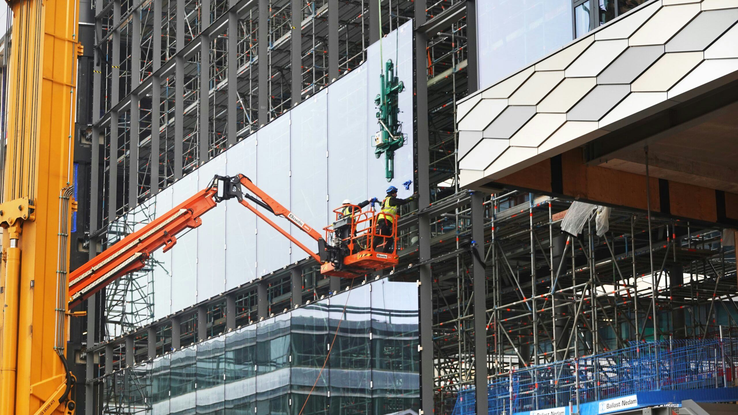 De vliesgevel in het atrium van Feringa Building. In de onderste ramen de weerspiegeling van het bestaande laboratoriumcomplex, dat straks wordt gesloopt. Foto: Alex J. de Haan