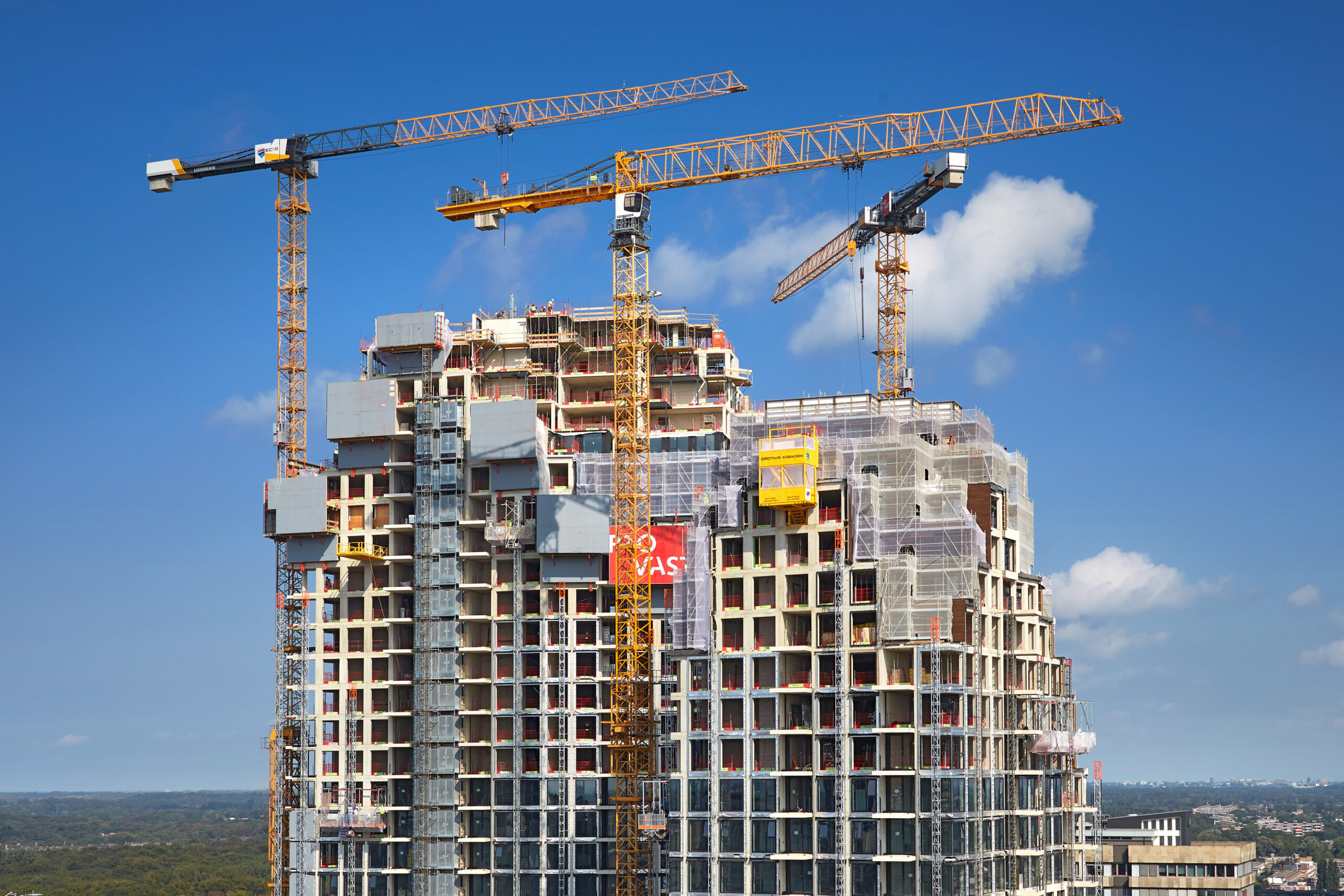 De 'koekoek'  hoog aan het werk tegen de gevel van Roofs. Foto: J.P. van Eesteren / Bert Rietberg