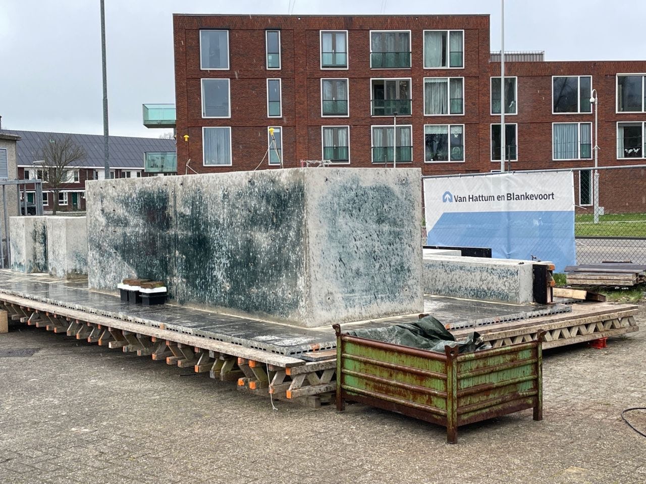 Proefstuk voor een kademuur met geopolymeerbeton dat eerder dit jaar werd gestort in de Rotterdamse haven. Foto: Van Hattum & Blankevoort