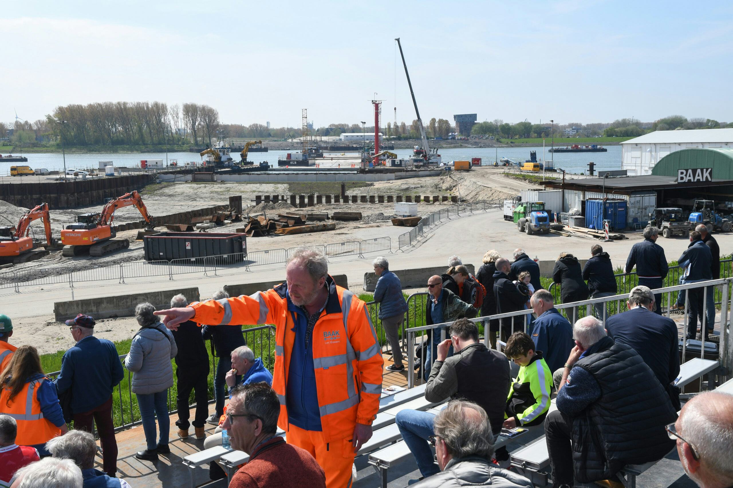 De mislukte afzinkoperatie in april 2023 trok veel bekijks van publiek op beide oevers van Het Scheur. Foto: Ries van Wendel de Joode.