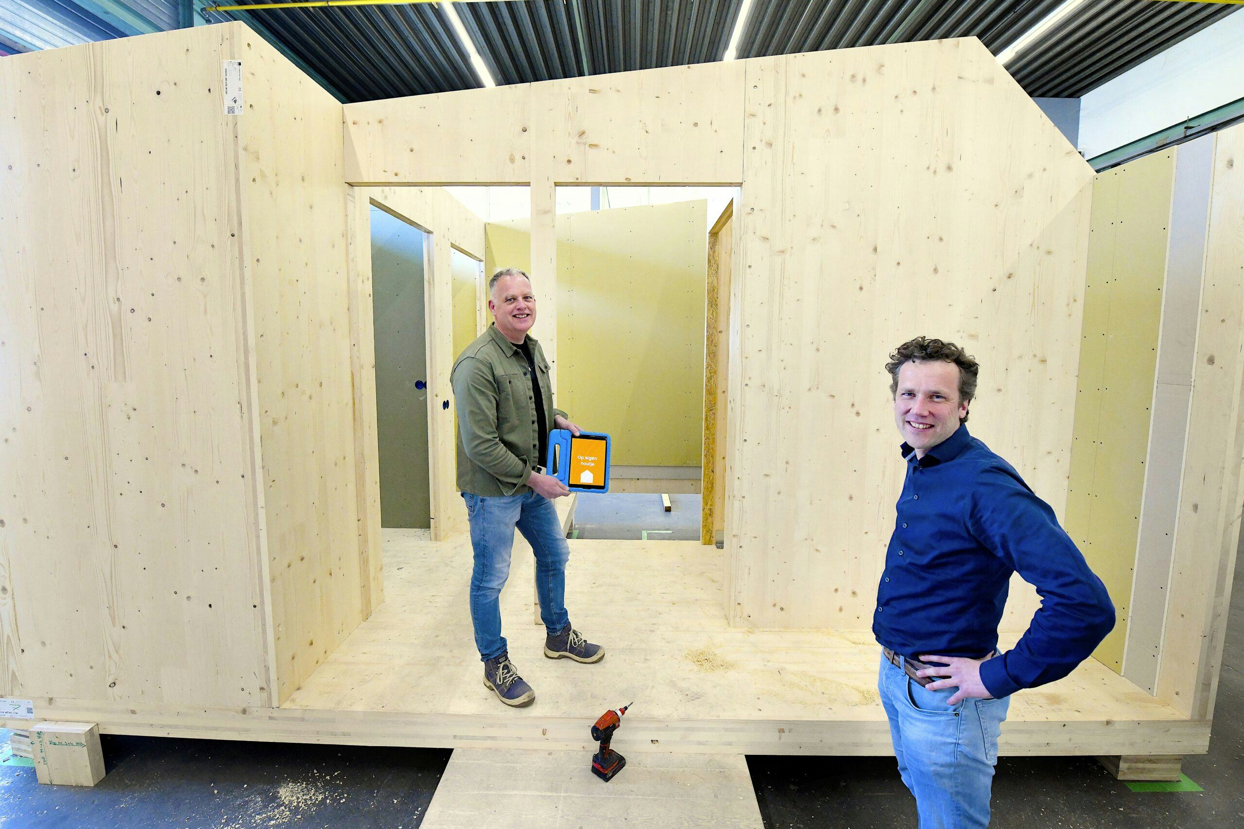 Han Meijerink (links) en Ieke Selen in een biobased module van Tala. Foto: Toma Tudor