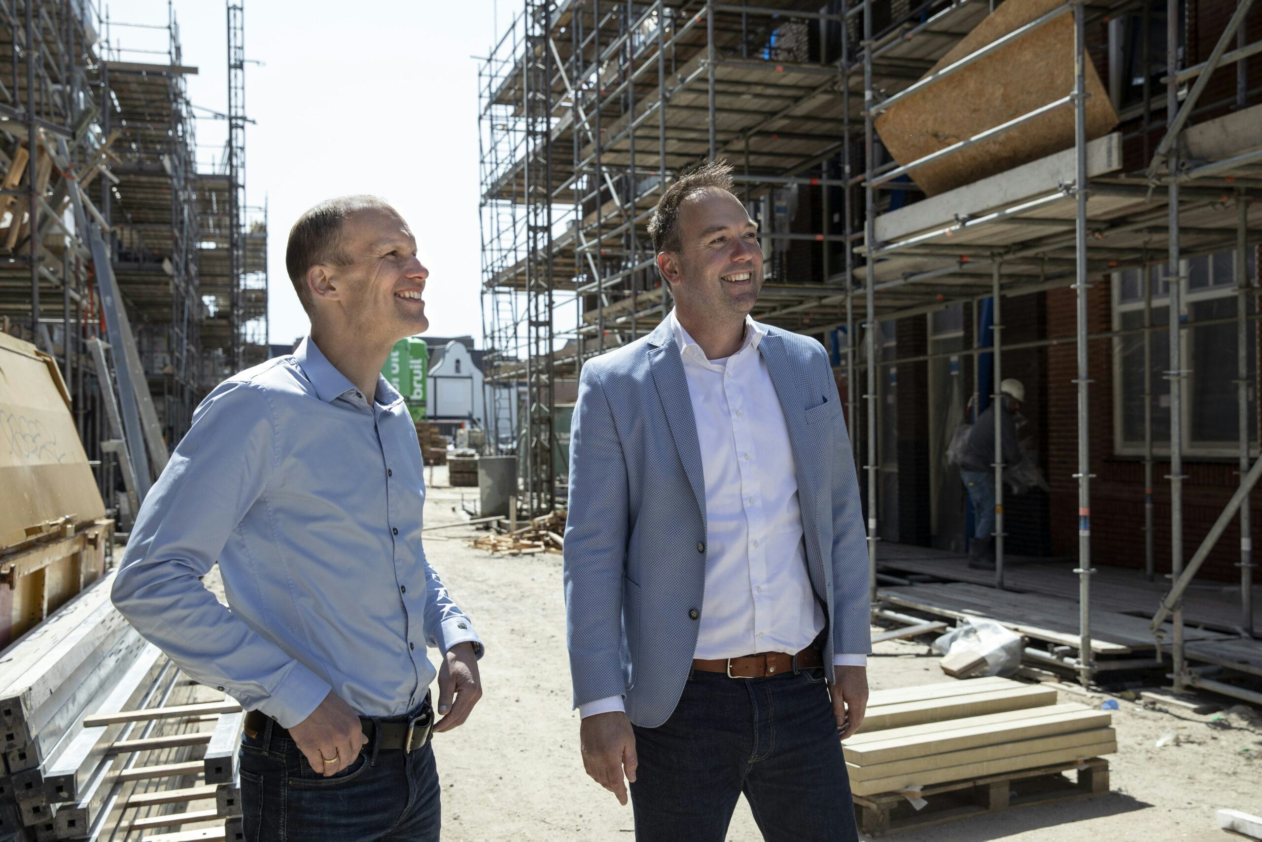 Richard Treur (links) en Bart Maas bij een project in Noordwijk. Foto Suzanne van de Kerk