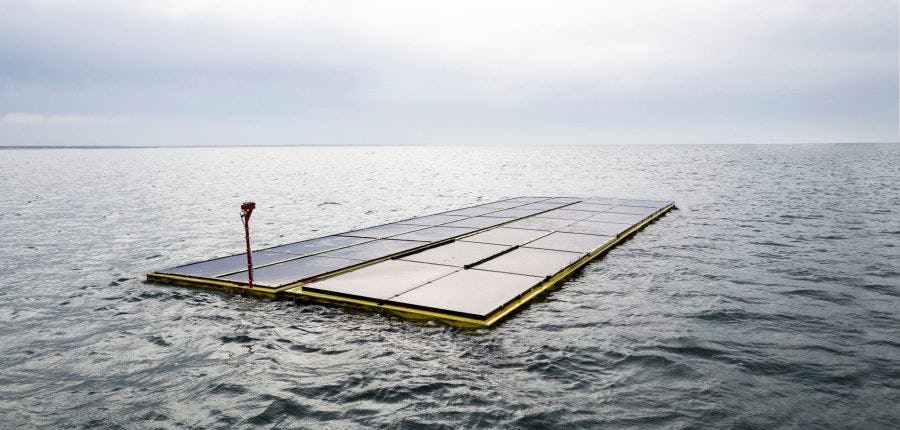 De eerste proefmodule met offshore drijvende zonnepanelen werd eind 2019 geïnstalleerd voor de kust van Scheveningen. Foto: Oceans of Energy.