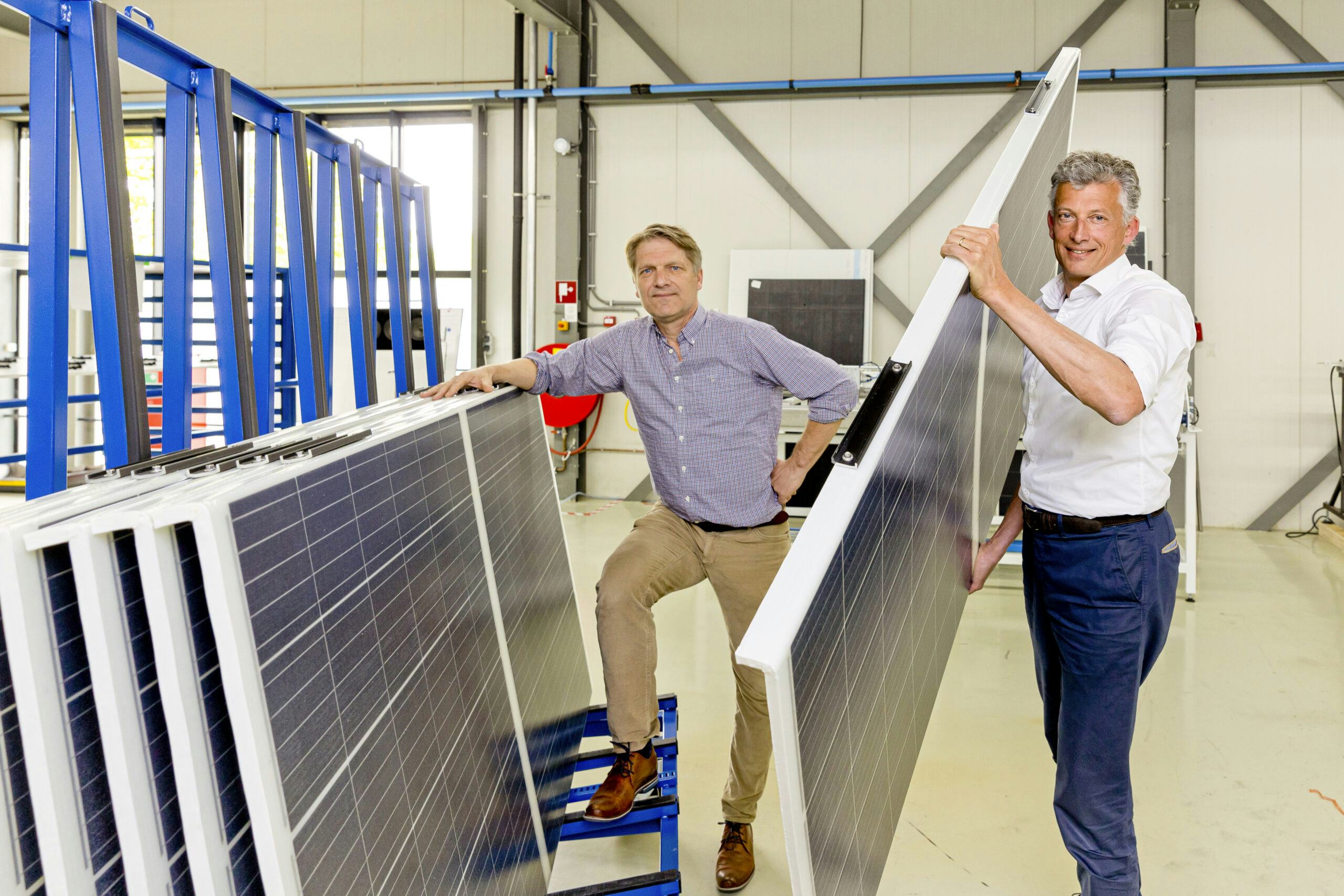 De lichtgewicht zonnepanelen van Solarge zijn volgens Jan Vesseur (links) en Huib van den Heuvel geschikt voor boerenschuren en bedrijfshallen die te licht zijn voor traditionele PV-panelen. Foto: Jeroen Kuit