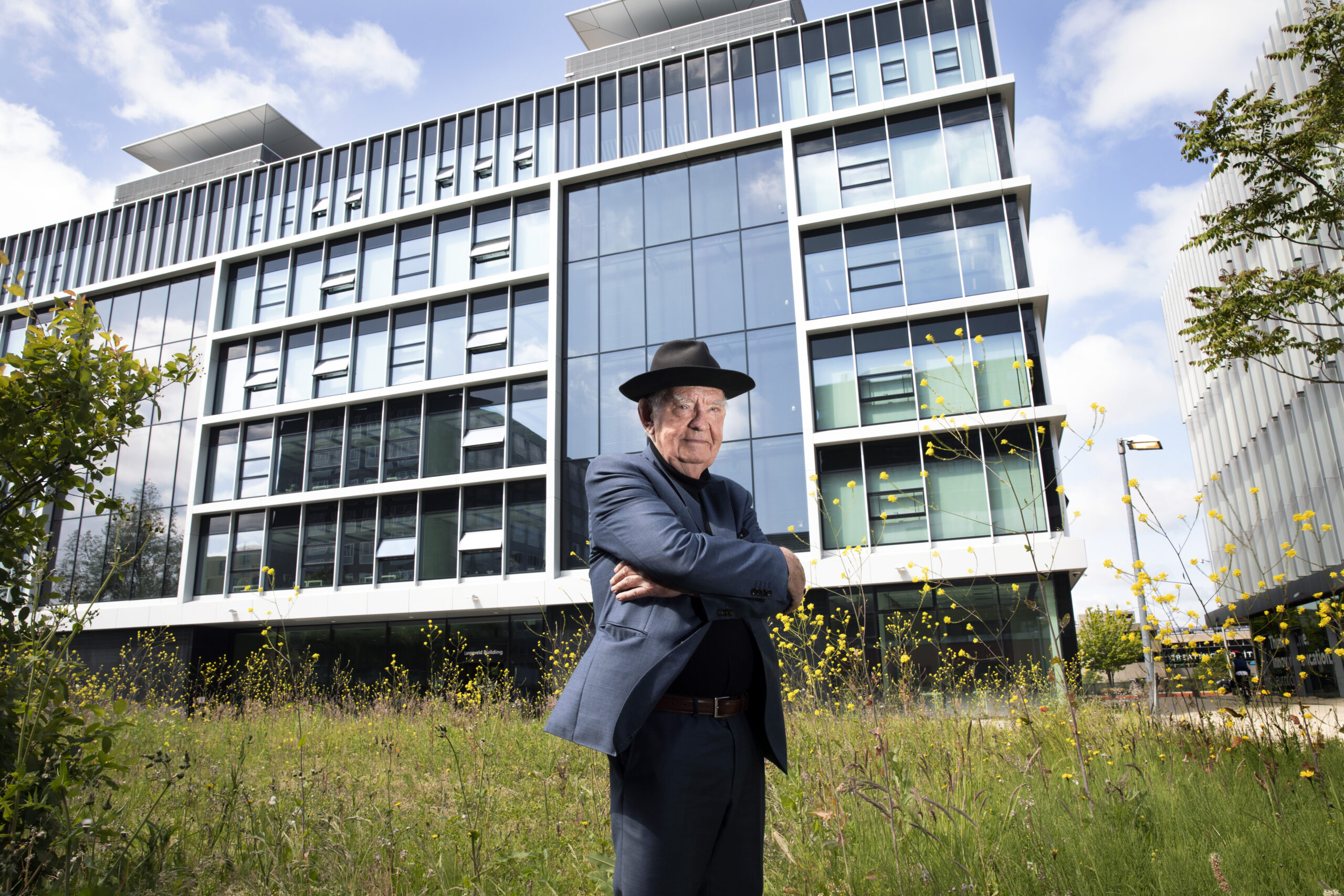 Ben Bronsema voor het Langeveldgebouw. Foto: Suzanne van de Kerk. 