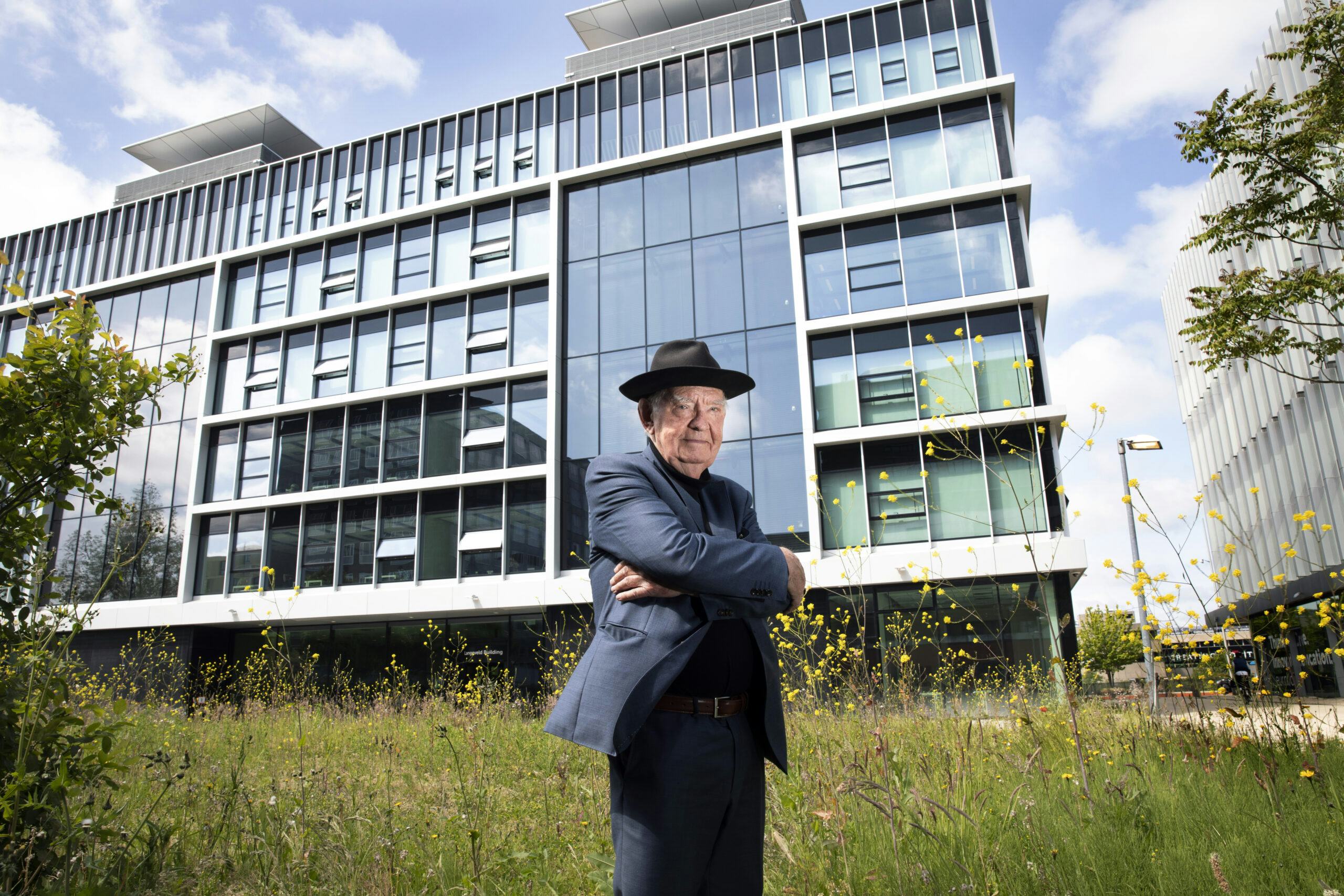 Ben Bronsema voor het Langeveldgebouw. Foto: Suzanne van de Kerk.