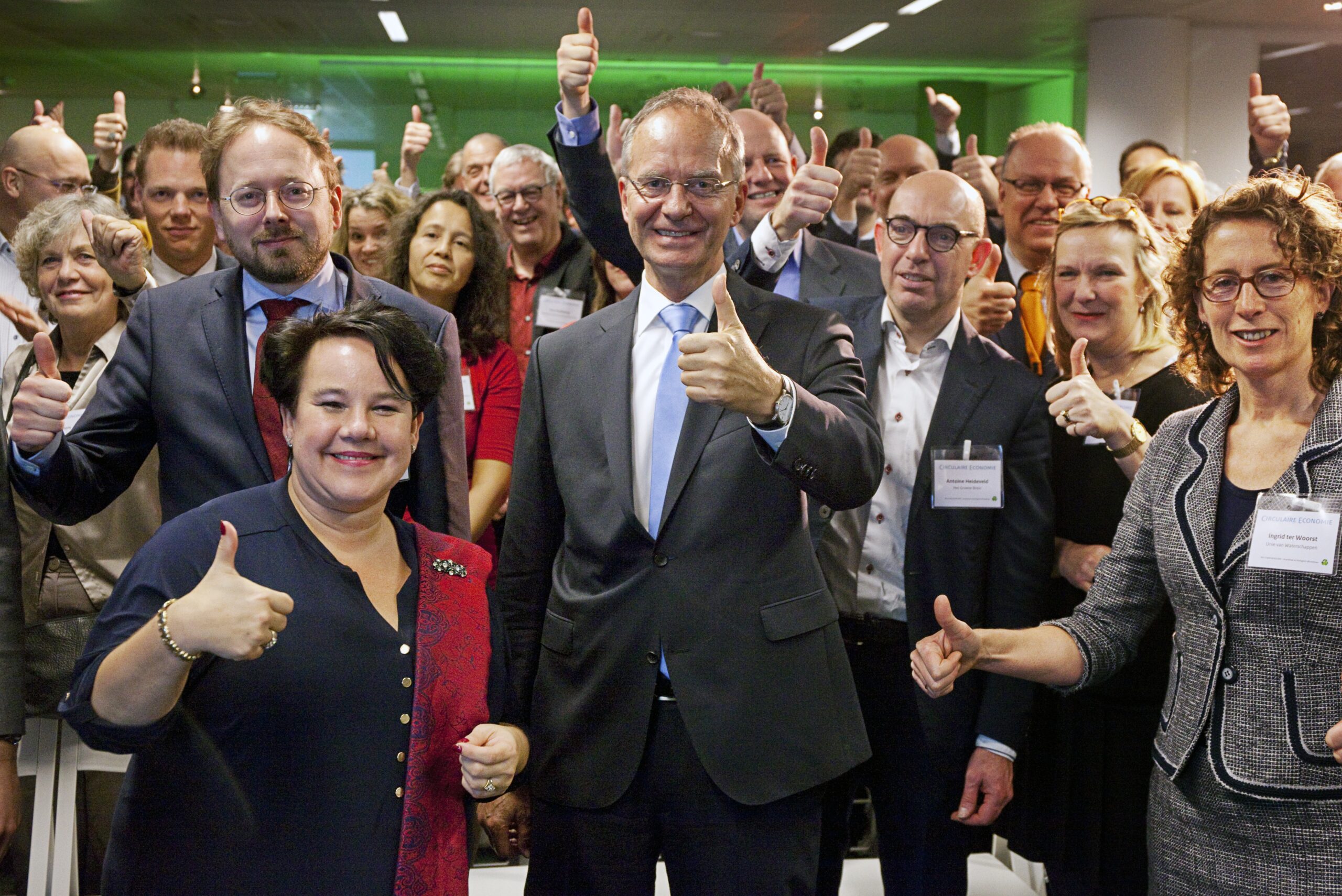 Ondertekening van het Grondstoffenakkoord met o.a. toenmalig minister Henk Kamp (EZ) en staatssecretaris Sharon Dijksma (Infrastructuur en Milieu), Foto: Branko de Lang/ANP