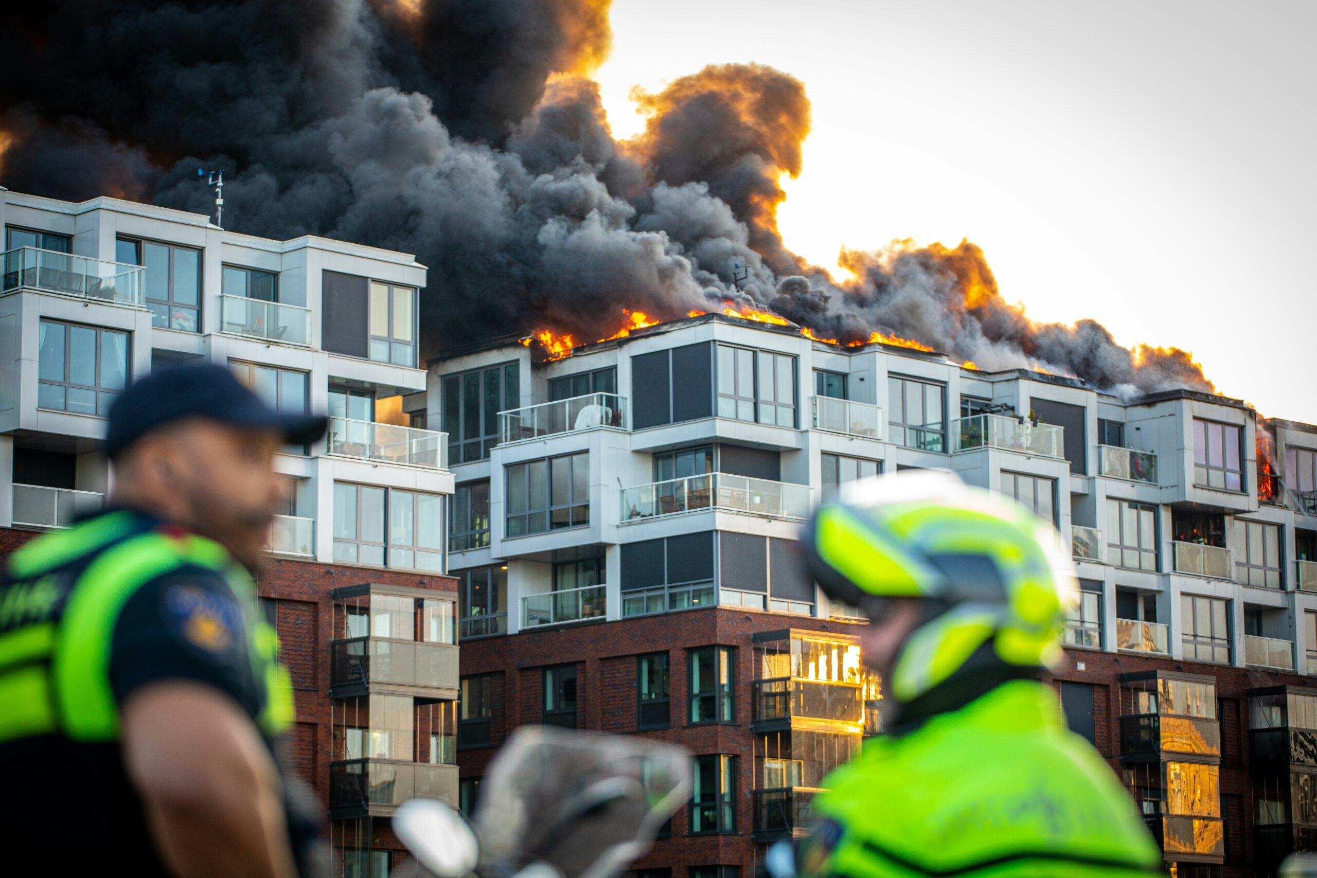 Bij de brand zijn de bovenste drie opgetopte woonlagen van woongebouw Enter Amsterdam dusdanig beschadigd dat ze opnieuw moeten worden opgebouwd. Foto: ANP / Laurens Niezen.