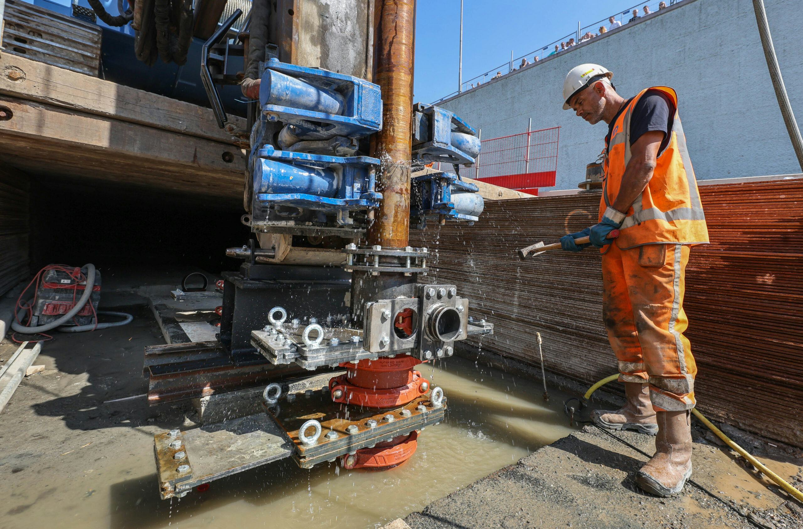 Bij het aanbrengen van de sluisjesankers, tegen de grondwaterdruk in, bleek de waterspanning soms alleen maar verder op te lopen. Foto: Simon Bleeker / Persbureau Noordoost