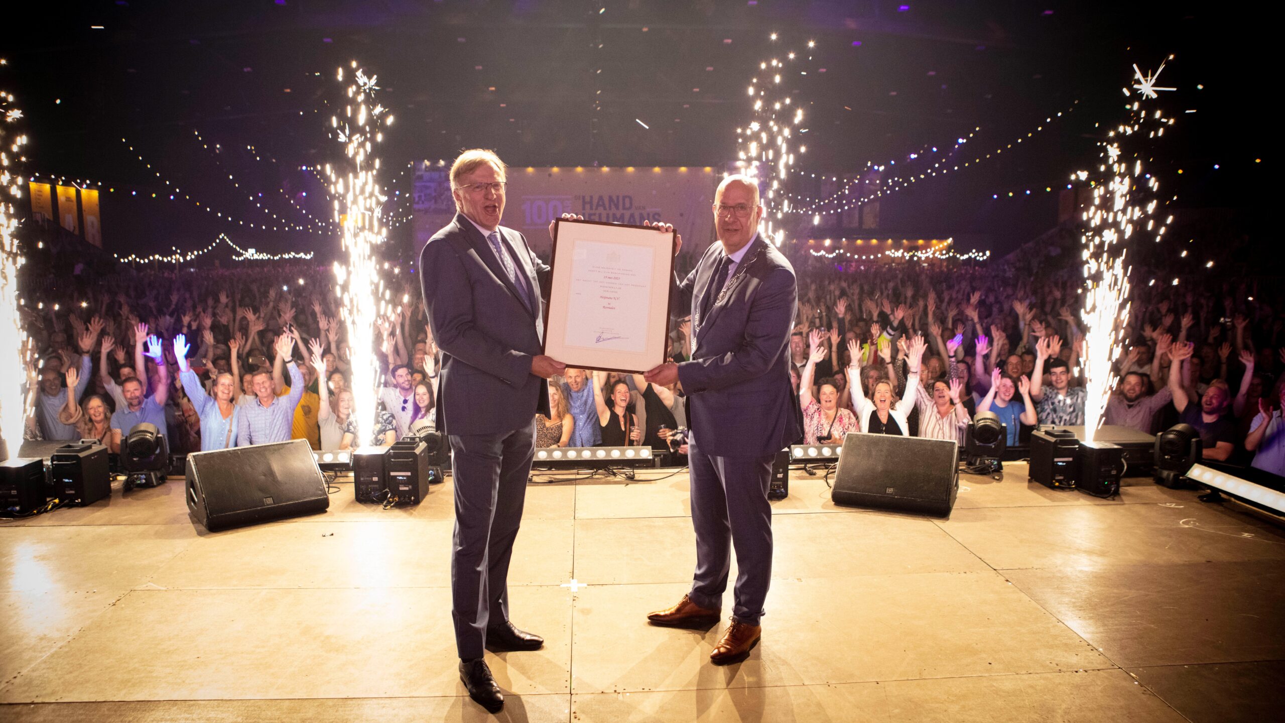 Topman Ton Hillen neemt het predicaat in ontvangst van burgemeester Jack Mikkers van 's-Hertogenbosch. Foto: Heijmans