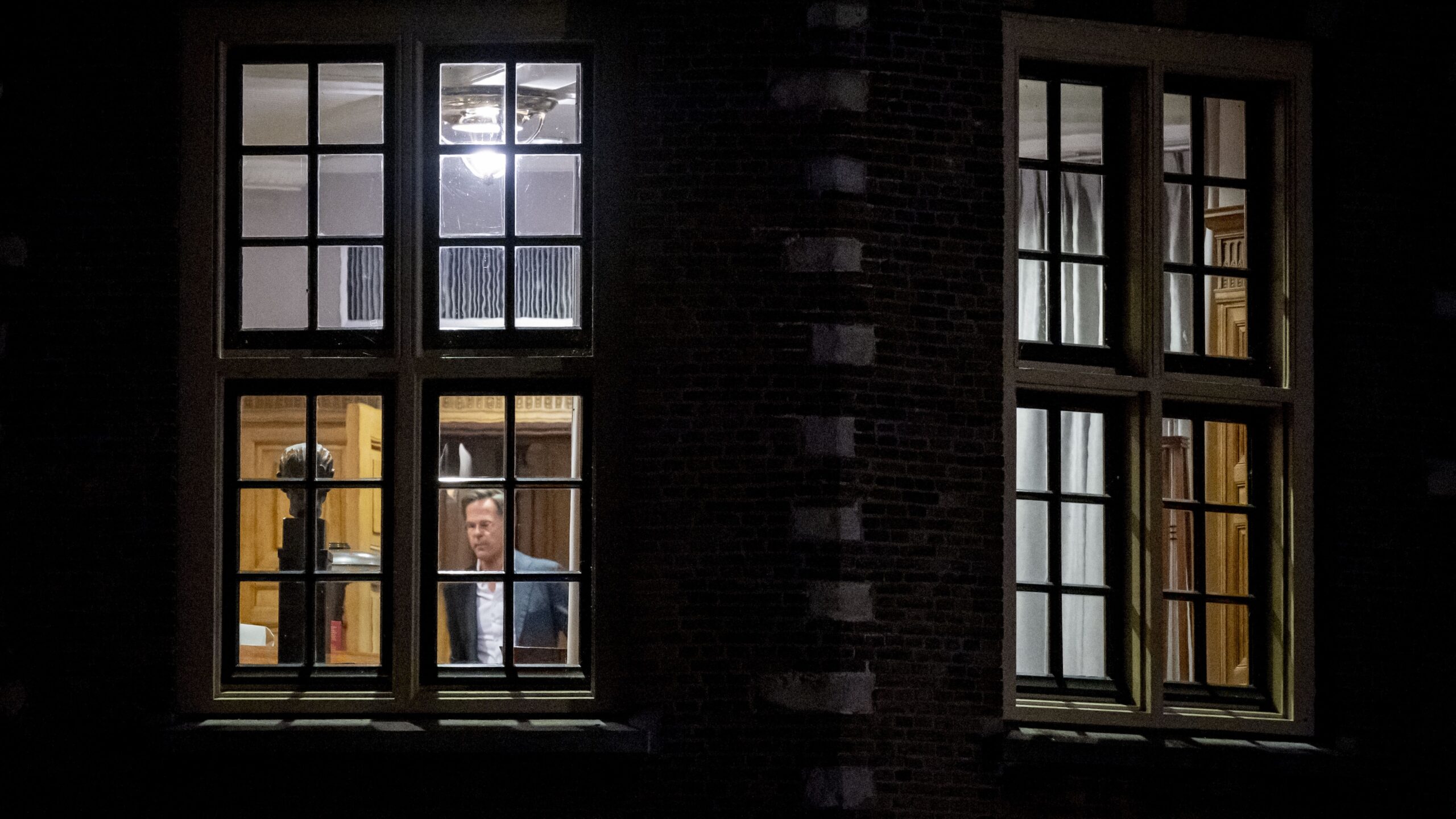 Demissionair premier Mark Rutte verlaat zijn werkkamer in het Torentje na de val van zijn kabinet. Foto: ANP / Robin Utrecht 