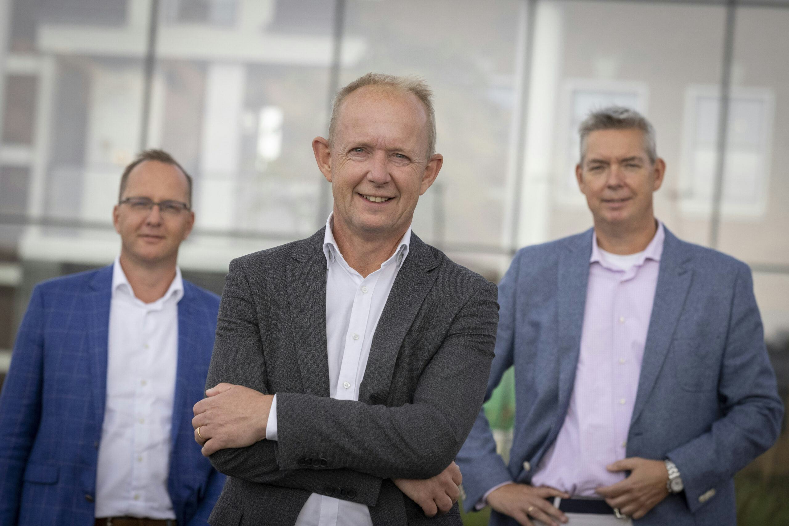 Ton van de Klok (midden) met eigenaren Arjan van Asselt (links) en Rob Jansen van Heilijgers.
Foto: Sjef Prins - APA