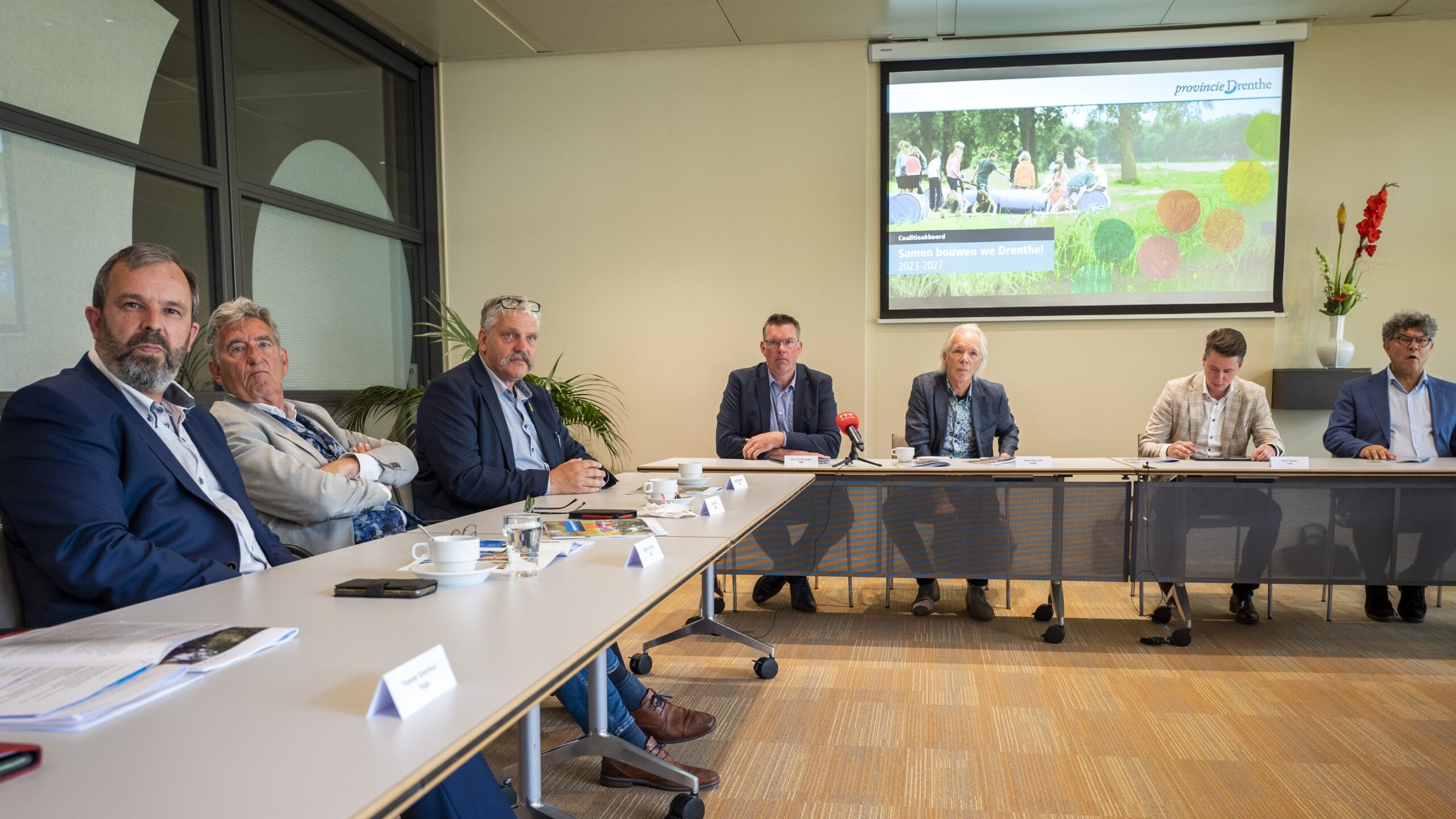 Politici van BBB, PvdA, VVD, CDA tijdens de presentatie van het coalitieakkoord van de provincie Drenthe begin juli. Foto: ANP / Vincent Jannink