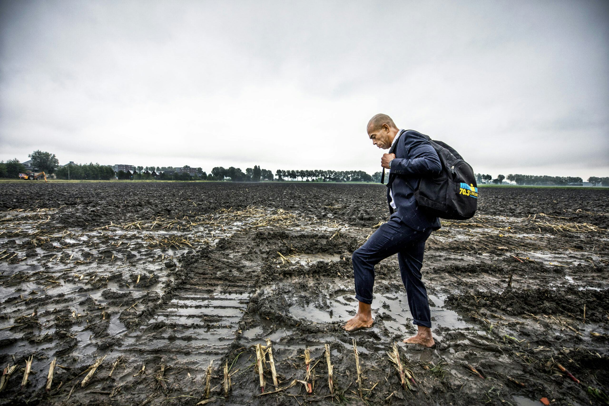 Shandar Kooij loopt over het terrein in Amstelveen dat hij verkocht aan Vorm.  Foto: Raymond Rutting