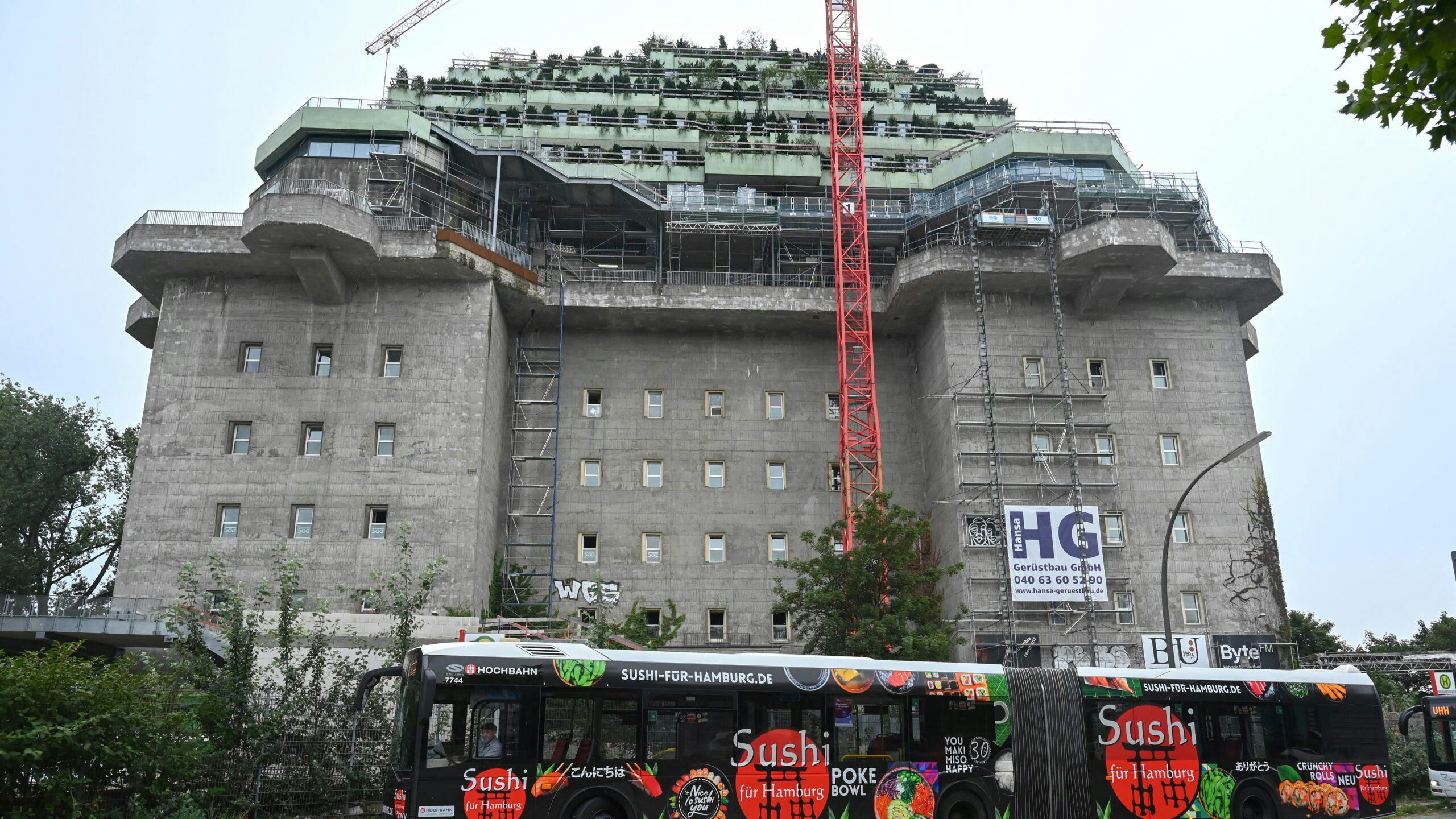 De oorspronkelijk 38 meter hoge kolos op het Heiligengeistfeld in de wijk St. Pauli ziet er een stuk minder dreigend uit nu de grootscheepse transformatie bijna is afgerond. Foto: Ries van Wendel de Joode