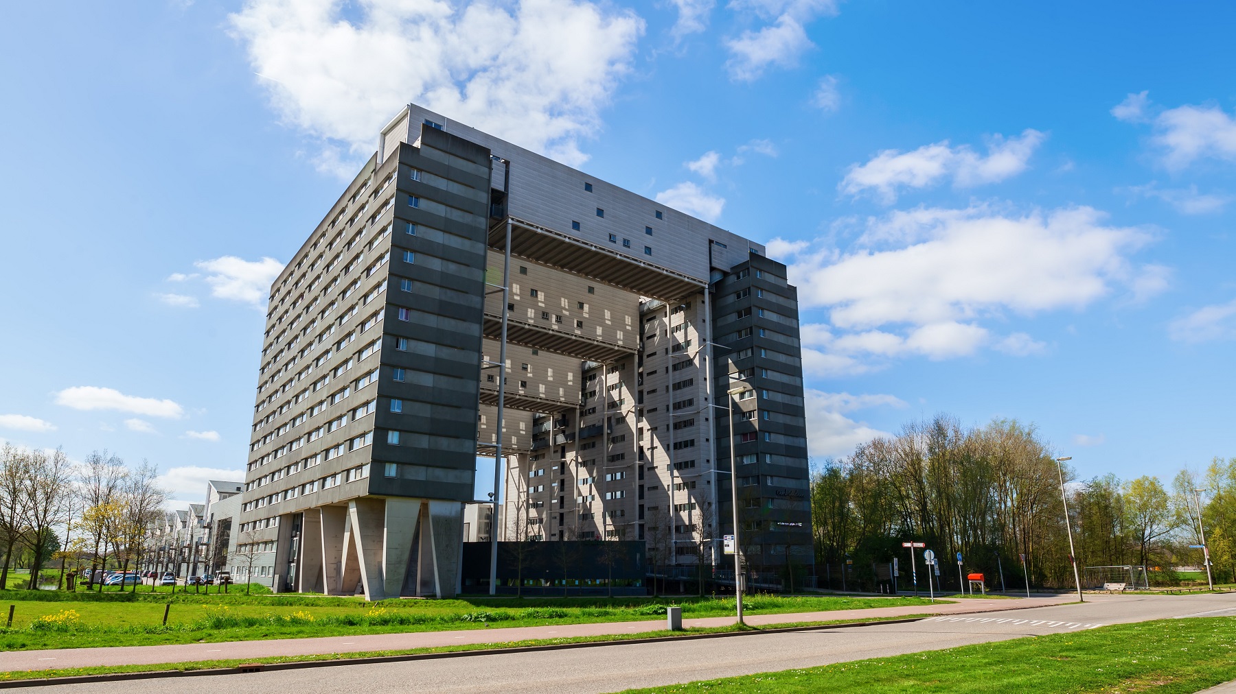 Dit studentencomplex aan de Cambridgelaan in Utrecht heeft een brandbare gevel en moet ingrijpend worden aangepast, bleek begin juli. Foto: Shutterstock. 
