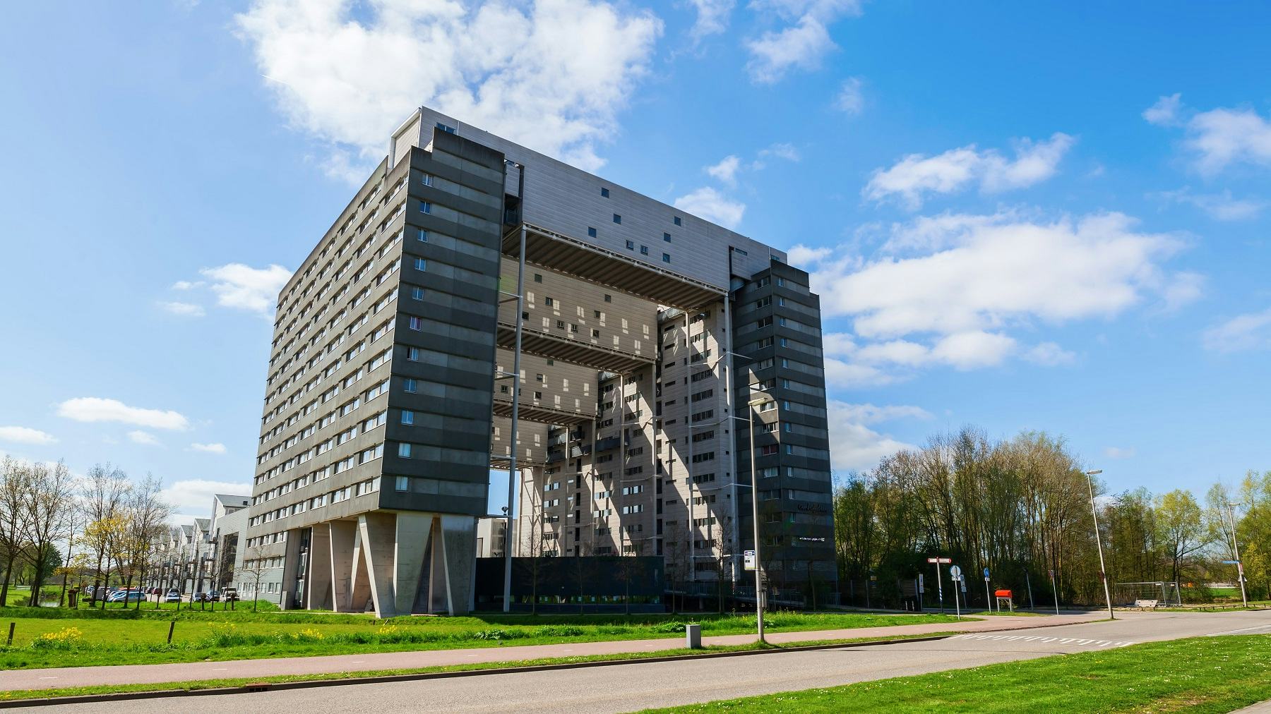 Dit studentencomplex aan de Cambridgelaan in Utrecht heeft een brandbare gevel en moet ingrijpend worden aangepast, bleek begin juli. Foto: Shutterstock.