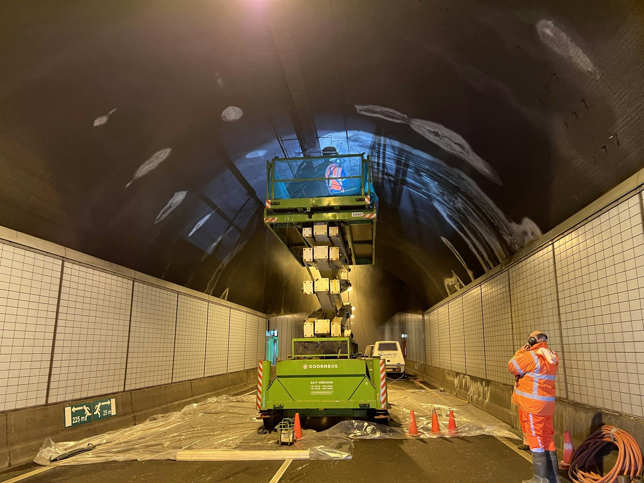Voor het onderzoek werd de brandwerende bekleding rondom de scheur vrijgehakt. Foto: NV Westerscheldetunnel.