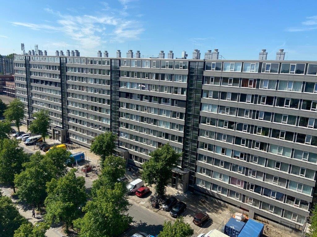 De 10-hoog flats in Utrecht Overvecht worden duurzaam gerenoveerd. 
