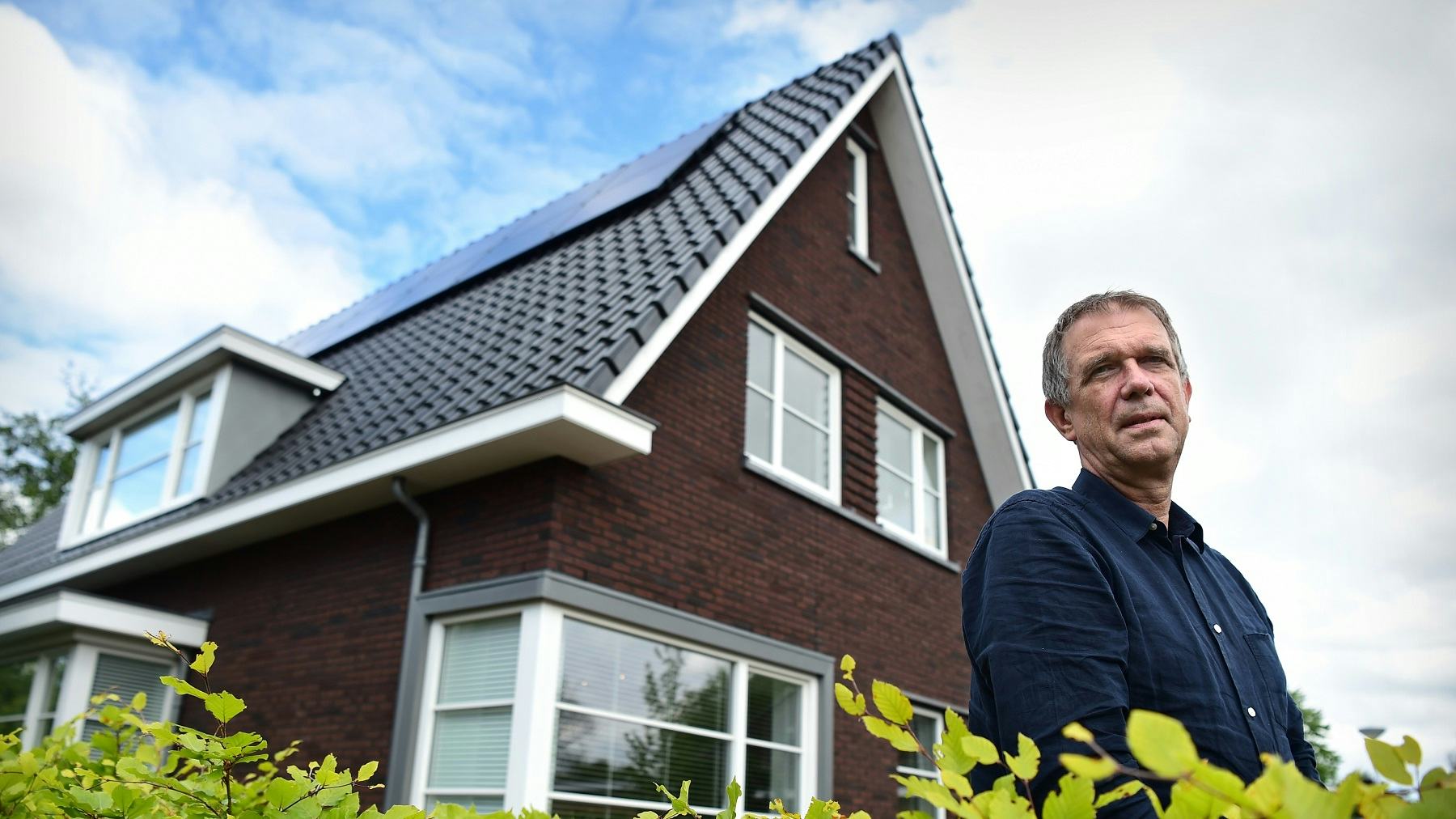Peter Boelhouwer schreef mee aan de woningmarktplannen van Pieter Omtzigt, Hier staat hij voor zijn woning. Foto Marcel van den Bergh