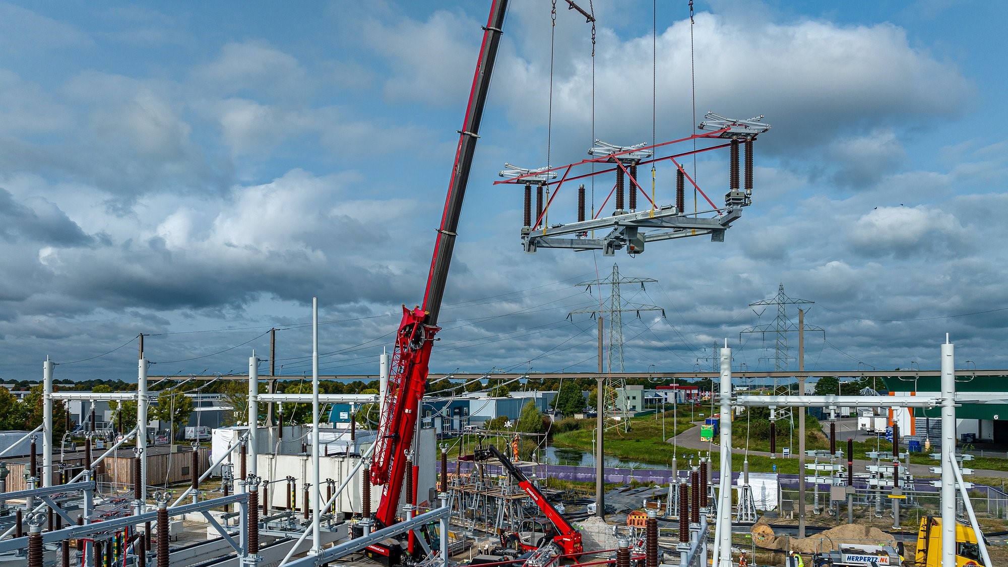 Het inhijsen van een geprefabriceerde ’skid’ op het hoogspanningsstation Nederweert. Foto: Chris Pennarts