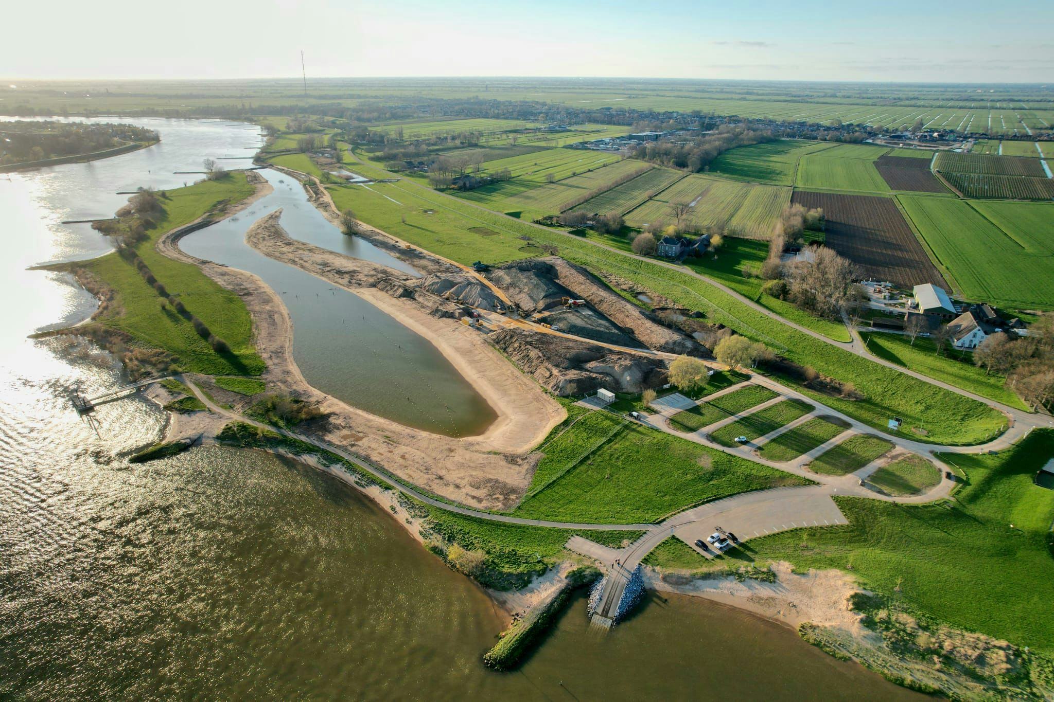 Ter hoogte van Lopik wordt de Lekdijk volgend jaar versterkt met een filterscherm van kunststof damwanden. Foto: HDSR. 