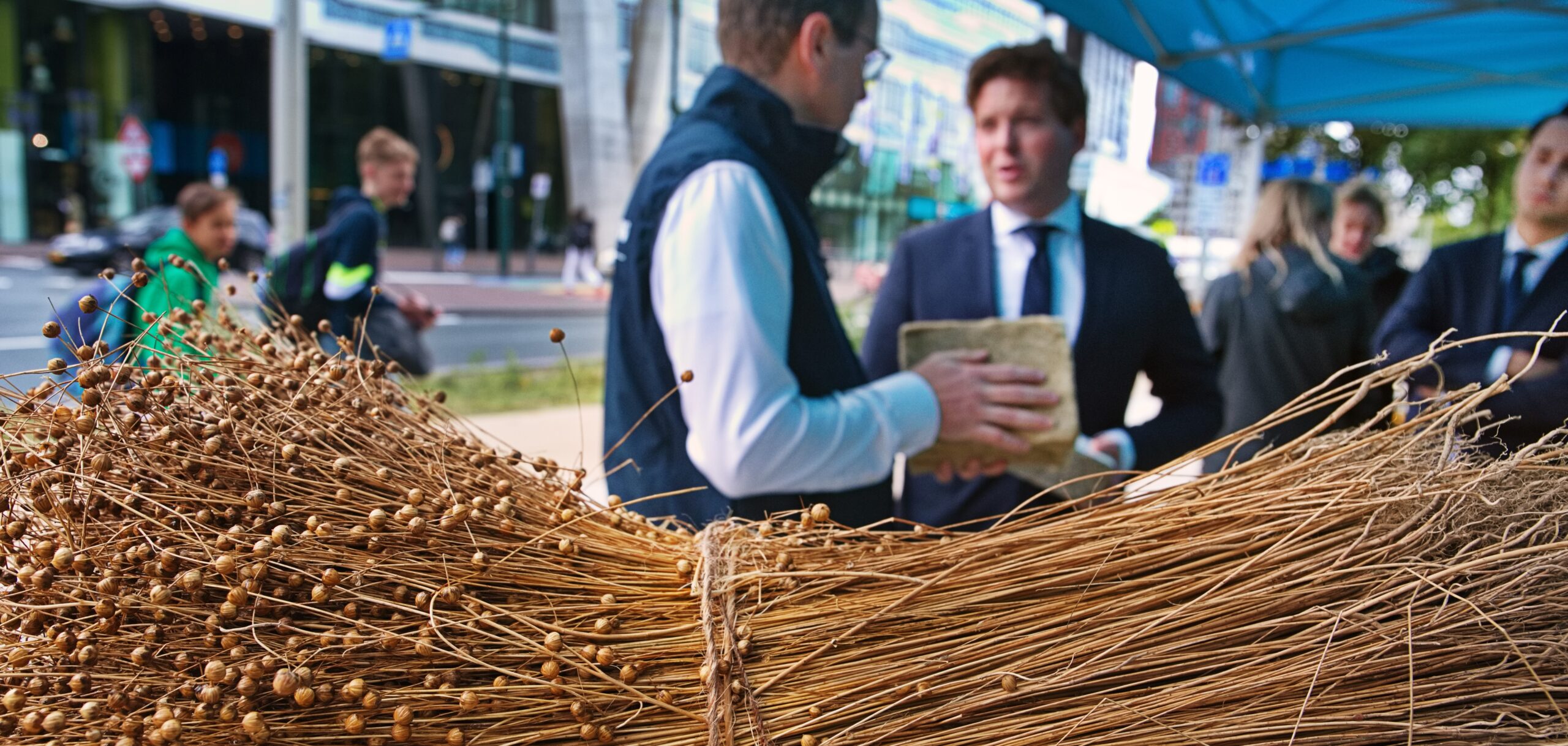 Akkerbouwers staan op 27 september 2022 voor de ingang van de Tweede Kamer en presenteren welke biobased bouwmaterialen zij maken, zoals vlas. Foto: ANP / Hollandse Hoogte / Branko de Lang