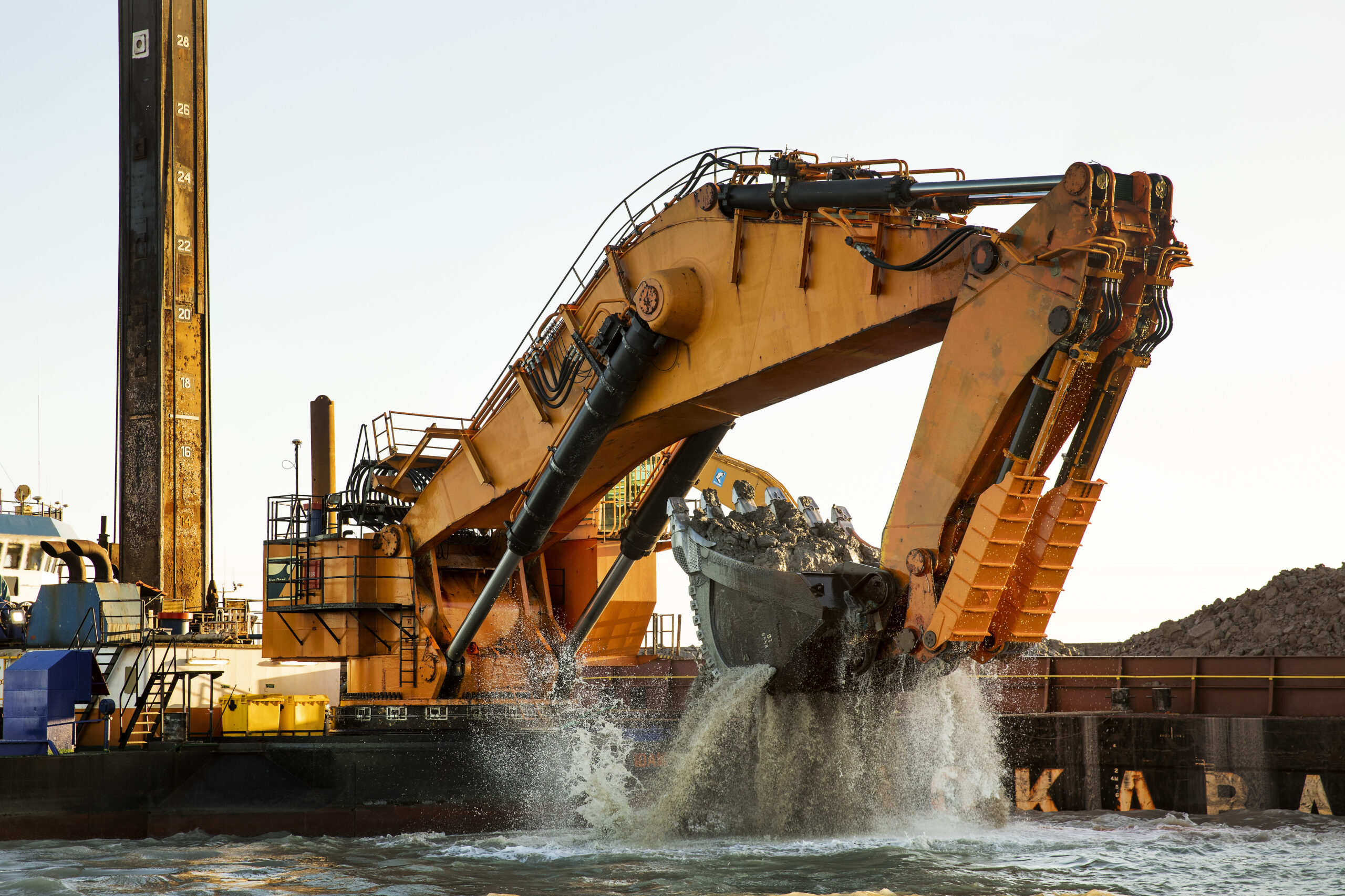 Met kraanponton Simson haalde baggercombinatie FLC een reusachtige zwerfkei van 28 kuub boven. Foto: Femern A/S.