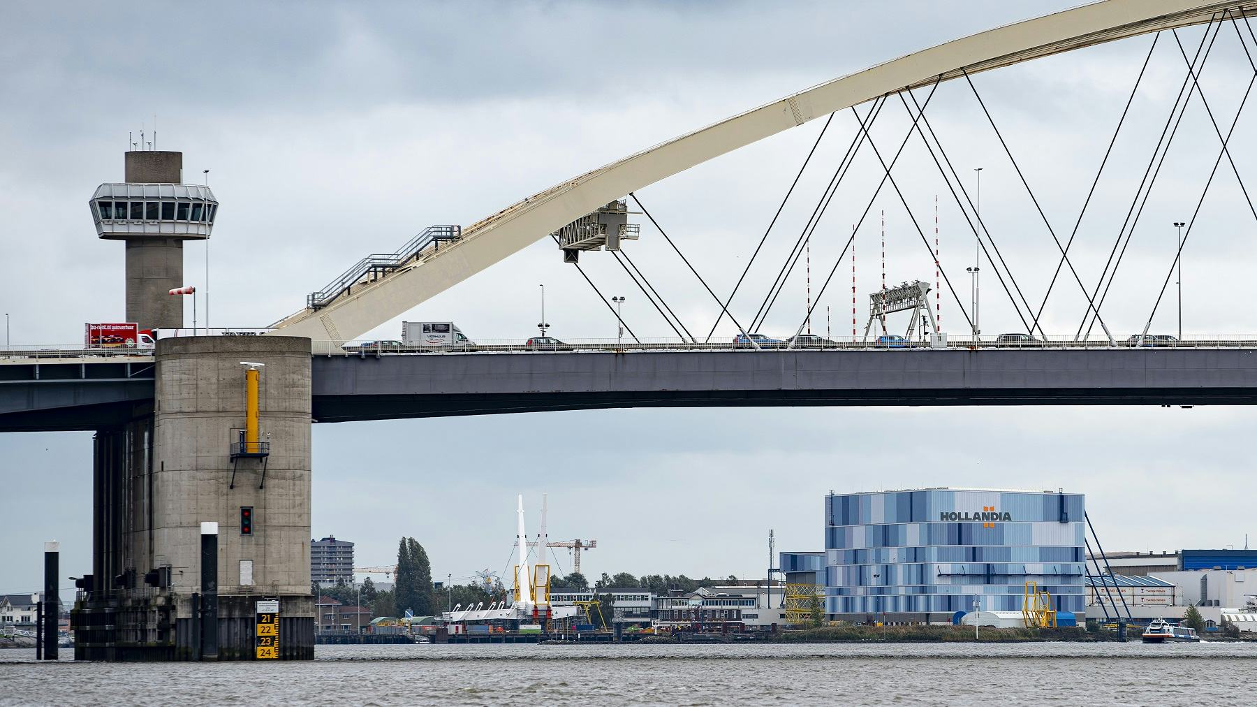 Het werk aan de Van Brienenoordbrug wordt door de afgebroken aanbesteding niet in 2026, maar minstens vier jaar later gestart. Foto: Guido Benschop