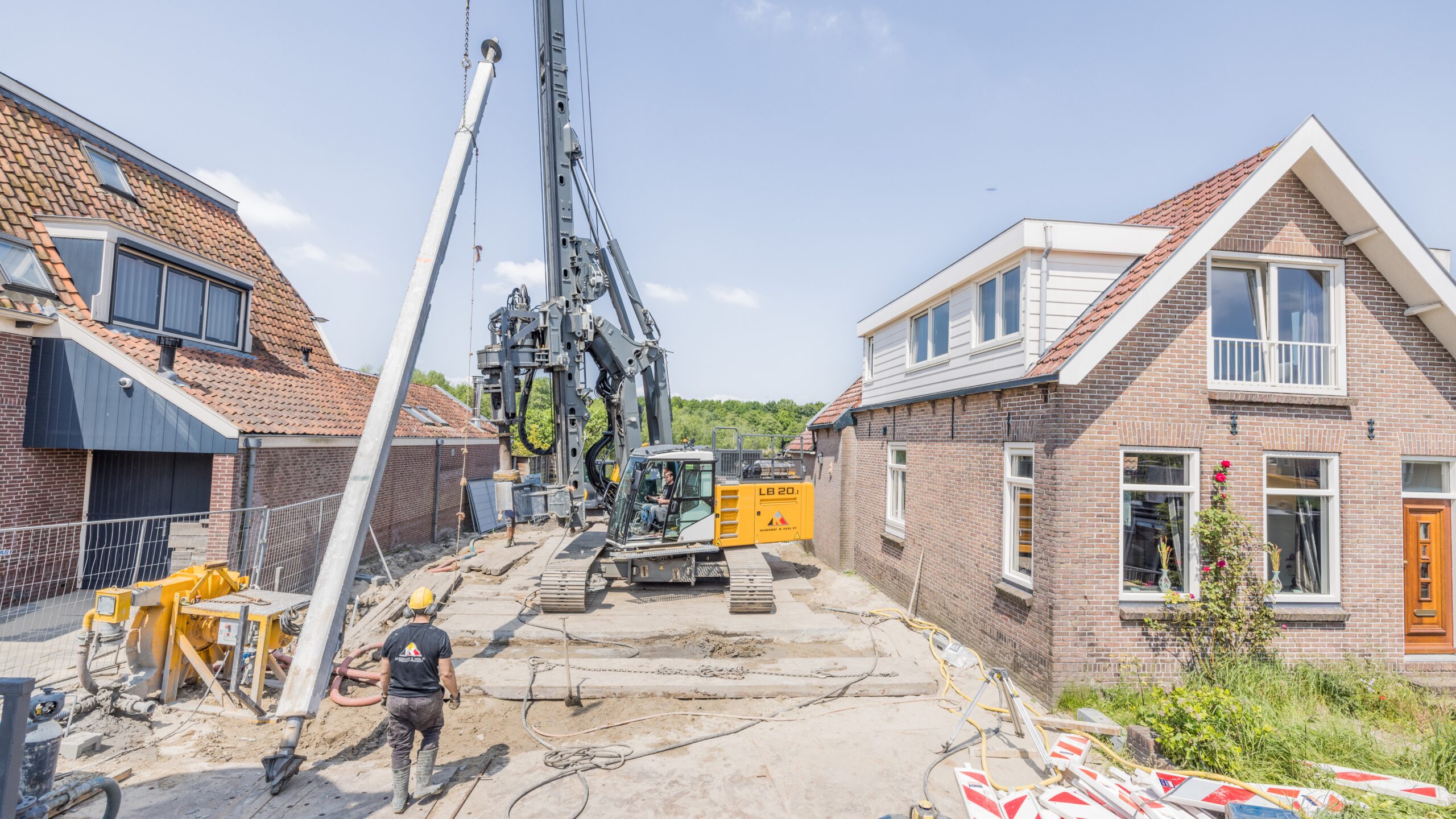 De holle prefabpaal met de gietijzeren punt aan het einde van de drijfstang. Foto: Ton Borsboom