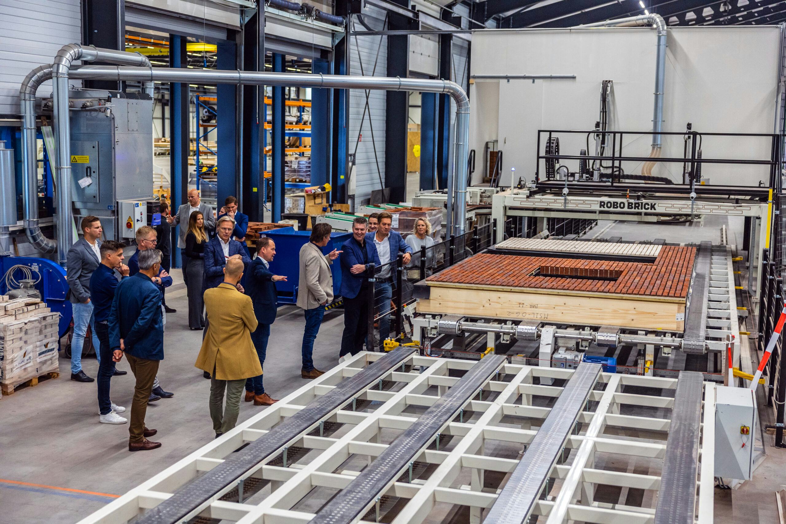 Op 5 oktober werd de fabriek van Horizon-woningen van Heijmans in Heerenveen officieel geopend. Foto: Niels de Vries.