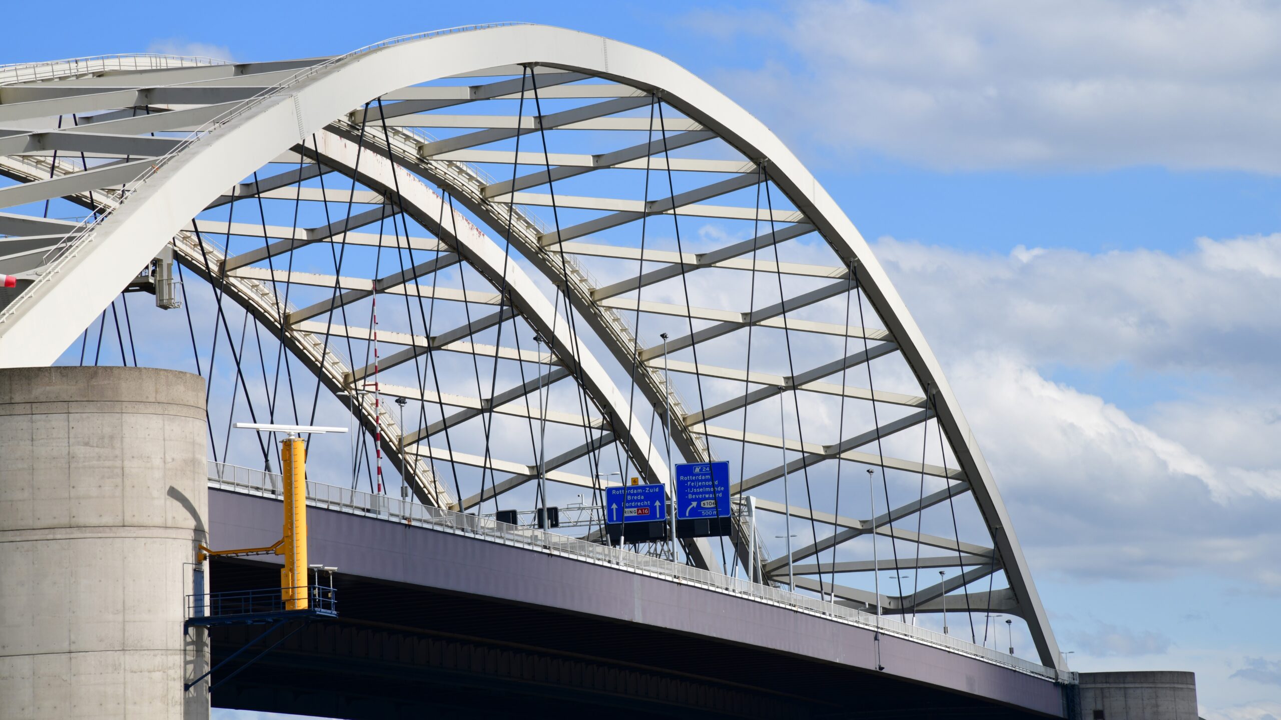De twee stalen boogbruggen van de Van Brienenoordbrug worden vervangen en vernieuwd. Foto: Shutterstock