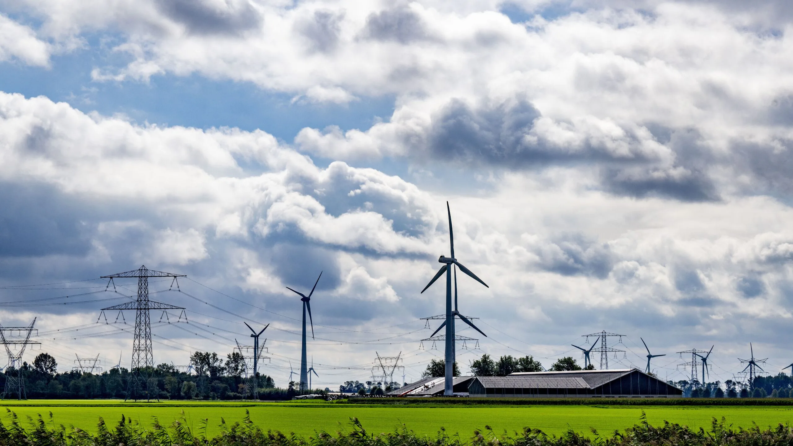 Hoogspanningsmasten in de buurt van Almere. Bouwers hebben vaker last van drukte op het stroomnet. Foto ANP/HH