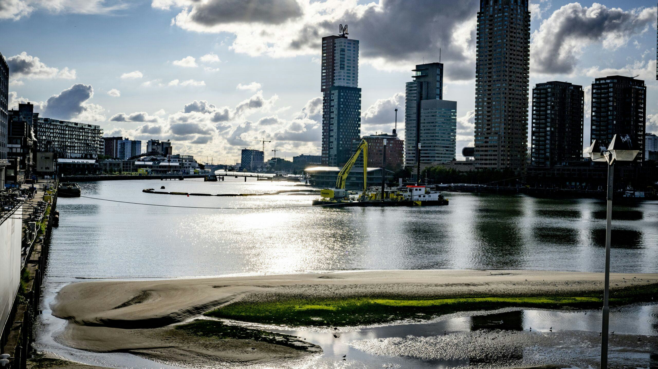 De Rijnhaven in Rotterdam wordt gedempt voor de bouw van woningen. Foto: ANP/Hollandse Hoogte/ Robin Utrecht