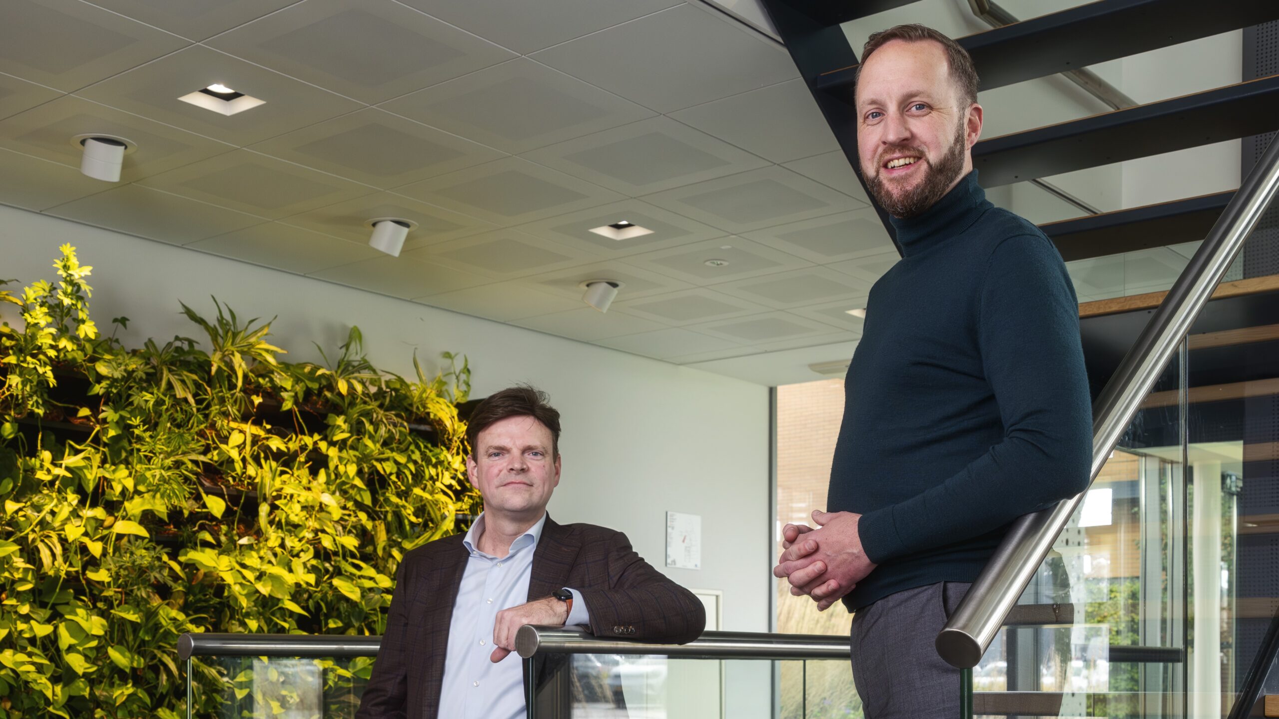 Duurzaamheidsmanager Timo Stuij (r) en Ton van der Spek (l),  Financieel directeur, van de De Vries en Verburg Groep.
Foto: Guido Benschop