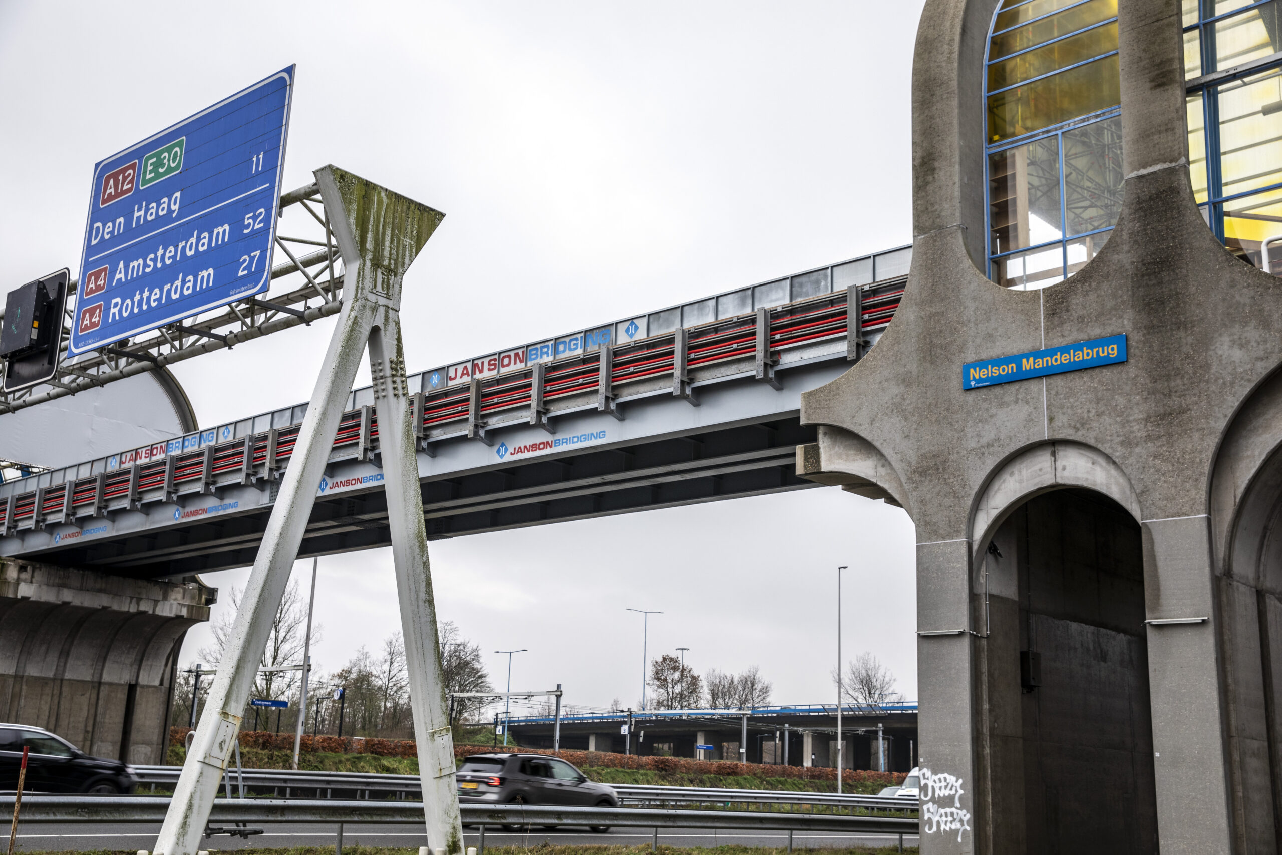 Een stalen brugdeel overbrugt al een jaar lang de A12 bij Zoetermeer. Foto: Suzanne van de Kerk