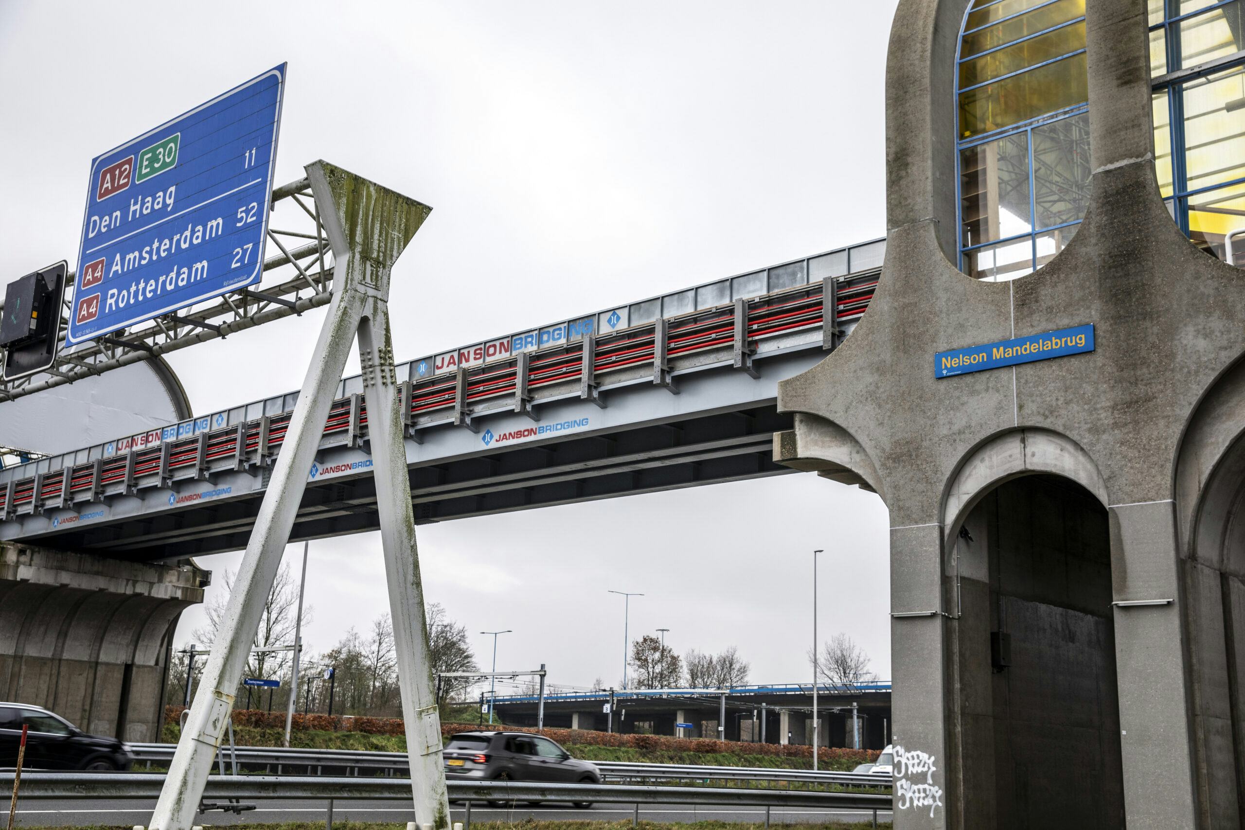 Een stalen brugdeel overbrugt al een jaar lang de A12 bij Zoetermeer. Foto: Suzanne van de Kerk