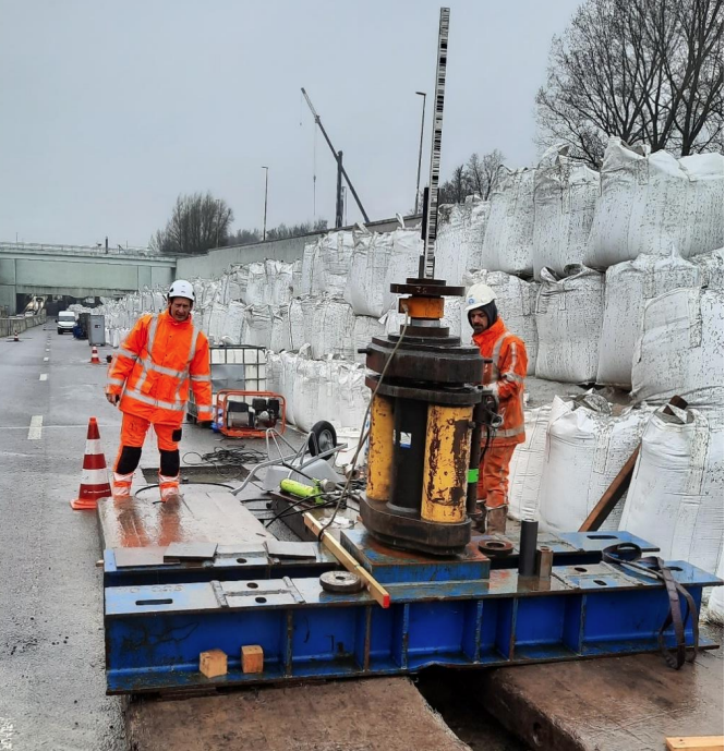 Een staaf van één van de trekpalen wordt onderworpen aan een belastingproef. Foto: Deltares. 
