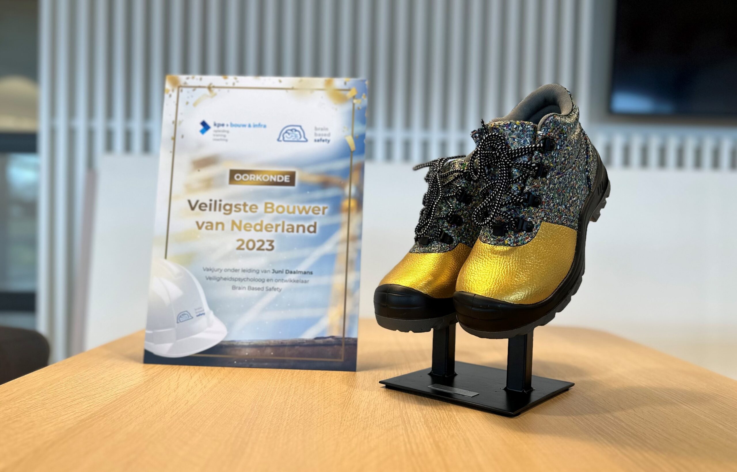 Koopmans ontving de veiligheidsschoen met de gouden neus. Foto: Koopmans Bouwgroep
