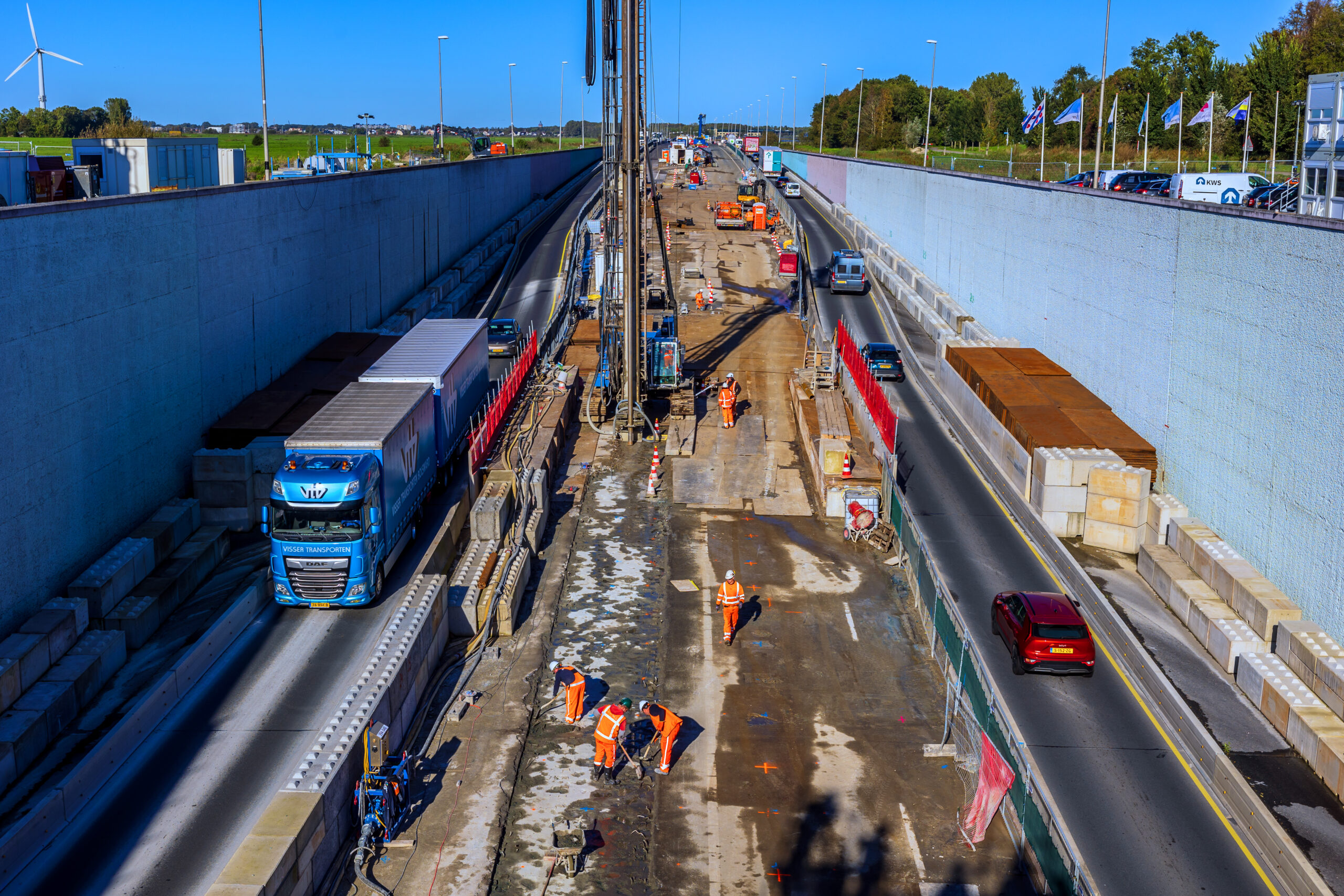 Van Hattum en Blankevoort bracht nieuwe trekpalen aan onder de toeritten van de prinses Margriettunnel. Tijdens het werk was er vrijwel voortdurend in elke richting een rijbaan open. Foto:  Niels de Vries.