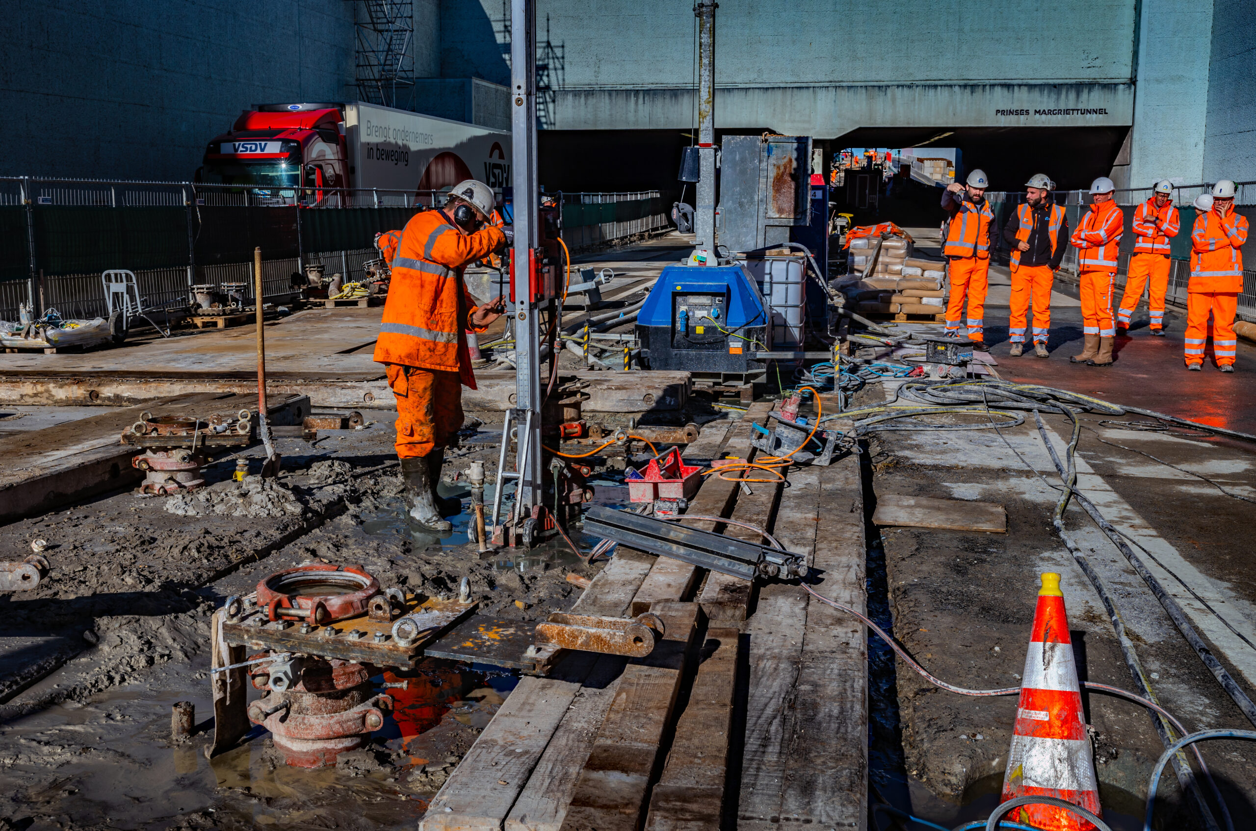 Voor het plaatsen van de sluisjes wordt de bodem tunnelbodem eerst zo'n vijftig centimeter ingeboord. Foto: Niels de Vries.
