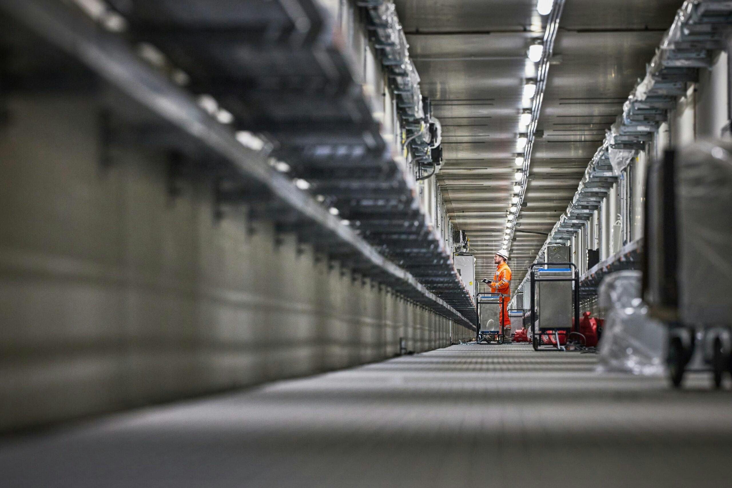 De energievoorziening van de tunnel wordt geleverd door middel van railkokersystemen. Dit betekent een aanzienlijke reductie voor de kabels. Fotografie: Vincent Basler.