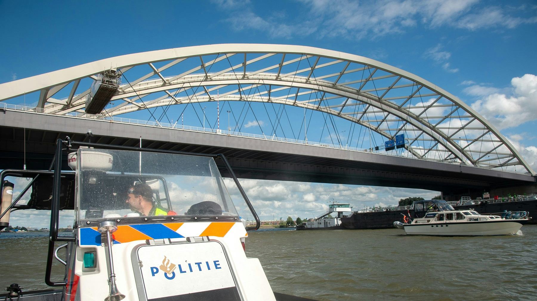 De renovatie van de Van Brienenoordbrug in Rotterdam gaat niet door. Rijkswaterstaat en bouwers konden het niet eens worden over de risico’s. Foto: Ries van Wendel de Joode